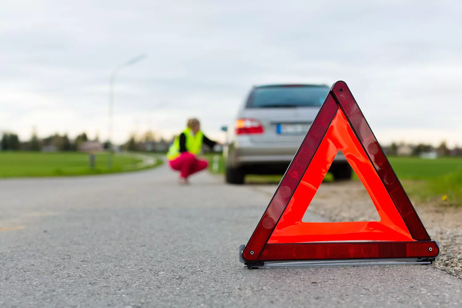 Image de Discussions Voitures. Quelles sont les pannes de voiture les plus fréquentes ? C'est un sujet qui résonne avec chaque conducteur, car, soyons honnêtes, aucune voiture n'est à l'abri des aléas de la route. Dans cet esprit, je vais explorer les pannes de voiture les plus fréquentes et partager avec vous mon point de vue subjectif en tant qu'amateur de voitures et conducteur avide. Les Batteries en Déroute: Un Démarrage Difficile Lorsque je pense aux pannes de voiture les plus courantes, la défaillance de la batterie est incontestablement en tête de liste. Combien de fois ai-je été confronté à un silence gênant lorsque j'ai tourné la clé d'allumage, espérant entendre le ronronnement familier du moteur? La batterie, cette source d'énergie essentielle, a une fâcheuse tendance à nous lâcher au moment le moins opportun. Les changements de température semblent souvent agir comme le facteur déclenchant de cette défaillance. Les hivers glaciaux et les étés torrides mettent à rude épreuve la résilience de nos batteries, les laissant souvent déchargées et impuissantes. Mon expérience personnelle avec ce problème m'a poussé à investir dans un chargeur de batterie portable, une sorte d'assurance tranquillité d'esprit pour éviter d'être pris au dépourvu. Des Pneus, le Maillon Faible Un autre maillon faible fréquent dans la chaîne des pannes de voiture est lié à la gomme qui rencontre la route: les pneus. Ces simples morceaux de caoutchouc sont souvent négligés jusqu'à ce qu'ils décident de faire connaître leur présence de manière désagréable. Les crevaisons sont monnaie courante, mais les problèmes de pression des pneus peuvent également conduire à des soucis plus graves. Le fléau des nids-de-poule semble amplifier ce problème. J'ai perdu le compte du nombre de fois où j'ai dû faire appel à un service de dépannage en raison d'un pneu crevé. Investir dans un kit de réparation d'urgence et surveiller régulièrement la pression des pneus a été ma réponse à ce problème récurrent. Transmission Capricieuse: Un Changement de Vitesses en Zone de Turbulence Une expérience plus complexe et coûteuse que j'ai malheureusement rencontrée est liée à la transmission. Qu'il s'agisse d'une transmission manuelle ou automatique, ces boîtes de vitesses sont un élément clé du fonctionnement de notre véhicule. Malheureusement, elles peuvent être aussi sujettes à des dysfonctionnements que n'importe quel autre composant mécanique. Les à-coups, les secousses et les retards lors du changement de vitesse peuvent signaler un problème imminent. Dans mon cas, une transmission automatique défaillante a transformé mes trajets quotidiens en un cauchemar coûteux. Les réparations de transmission peuvent facilement vider le portefeuille, faisant de ce problème l'une des pannes les plus redoutables. L'Énigmatique Lumière du Moteur: Le Mystère du Témoin d'Anomalie Une lueur énigmatique sur le tableau de bord a le pouvoir de déclencher l'anxiété chez tout conducteur. Cette lumière mystérieuse n'est autre que le témoin d'anomalie du moteur. Elle peut signaler une myriade de problèmes potentiels, du simple capteur défectueux à des problèmes plus graves affectant le cœur même de la machine. J'ai souvent comparé cette lumière à un oracle mécanique, nous informant de manière cryptique qu'une consultation avec un professionnel est nécessaire. Les lecteurs de codes de diagnostic OBD-II sont devenus mes alliés dans la compréhension de cette énigme lumineuse. Cependant, la nécessité de résoudre le mystère persiste, car ignorer ces avertissements peut transformer un petit problème en une catastrophe mécanique. Freins Crissants: Le Chant Discordant de l'Usure Les freins, notre bouclier contre l'accélération incontrôlée, ne sont malheureusement pas à l'abri de l'usure. Les plaquettes de frein qui crissent de manière discordante sont un problème récurrent auquel nous sommes tous confrontés à un moment donné. Cela peut sembler un problème mineur, mais cela peut indiquer une usure excessive et la nécessité d'un remplacement imminent. Un entretien régulier est crucial pour maintenir les freins en bon état de fonctionnement, mais même avec les meilleures précautions, personne n'est à l'abri d'une usure normale. Le crissement strident qui accompagne le freinage est une symphonie désagréable, un rappel constant de l'importance de la vigilance lorsqu'il s'agit de la sécurité de conduite. Refroidissement en Ébullition: Le Drame du Radiateur Lorsque la température sous le capot commence à monter de manière alarmante, le radiateur devient le protagoniste malheureux du drame mécanique. Les problèmes de refroidissement peuvent transformer une journée de conduite ordinaire en une séance stressante de survie automobile. Une surchauffe peut causer des dégâts irréparables au moteur, laissant le conducteur avec une facture de réparation qui fait froid dans le dos. Un entretien régulier du système de refroidissement est la clé pour éviter ce scénario cauchemardesque. Pourtant, même avec la meilleure prévoyance, un radiateur défectueux peut toujours se faufiler dans nos vies, prêt à déclencher une cascade d'inconvénients. La Question Épineuse des Coûts de Réparation En tant que passionné d'automobile, la réalité incontournable est que chaque panne de voiture s'accompagne de son propre cortège de coûts de réparation. Ces coûts, parfois exorbitants, peuvent transformer la simple maintenance en un défi financier. L'expérience personnelle m'a appris à toujours anticiper l'imprévu en mettant de l'argent de côté pour les éventuelles réparations. Les mécanismes complexes modernes, bien que révolutionnaires sur le plan technologique, ajoutent une couche supplémentaire de complexité aux réparations. L'accès aux informations en ligne et la communauté des amateurs de voitures ont été des ressources inestimables pour résoudre certains problèmes mineurs, mais il est indéniable que les coûts de main-d'œuvre et de pièces détachées continuent d'augmenter. En conclusion, naviguer sur les routes de ce monde automobile n'est pas sans ses embûches. Les pannes de voiture, qu'elles soient mineures ou majeures, font partie intégrante de l'expérience de conduite. Mon immersion dans ce sujet, en partageant mon opinion personnelle, m'a permis de réaliser que chaque conducteur a son propre récit de batailles mécaniques. Au cœur de cette discussion, une question persiste: comment percevez-vous ces pannes de voiture? Sont-elles des obstacles inévitables ou des défis excitants à relever? Et surtout, quelles sont vos astuces pour minimiser l'impact financier de ces inévitabilités mécaniques? La route est sinueuse, mais ensemble, en tant que communauté automobile, nous pouvons partager nos expériences et trouver des solutions pour rendre chaque voyage aussi fluide que possible.