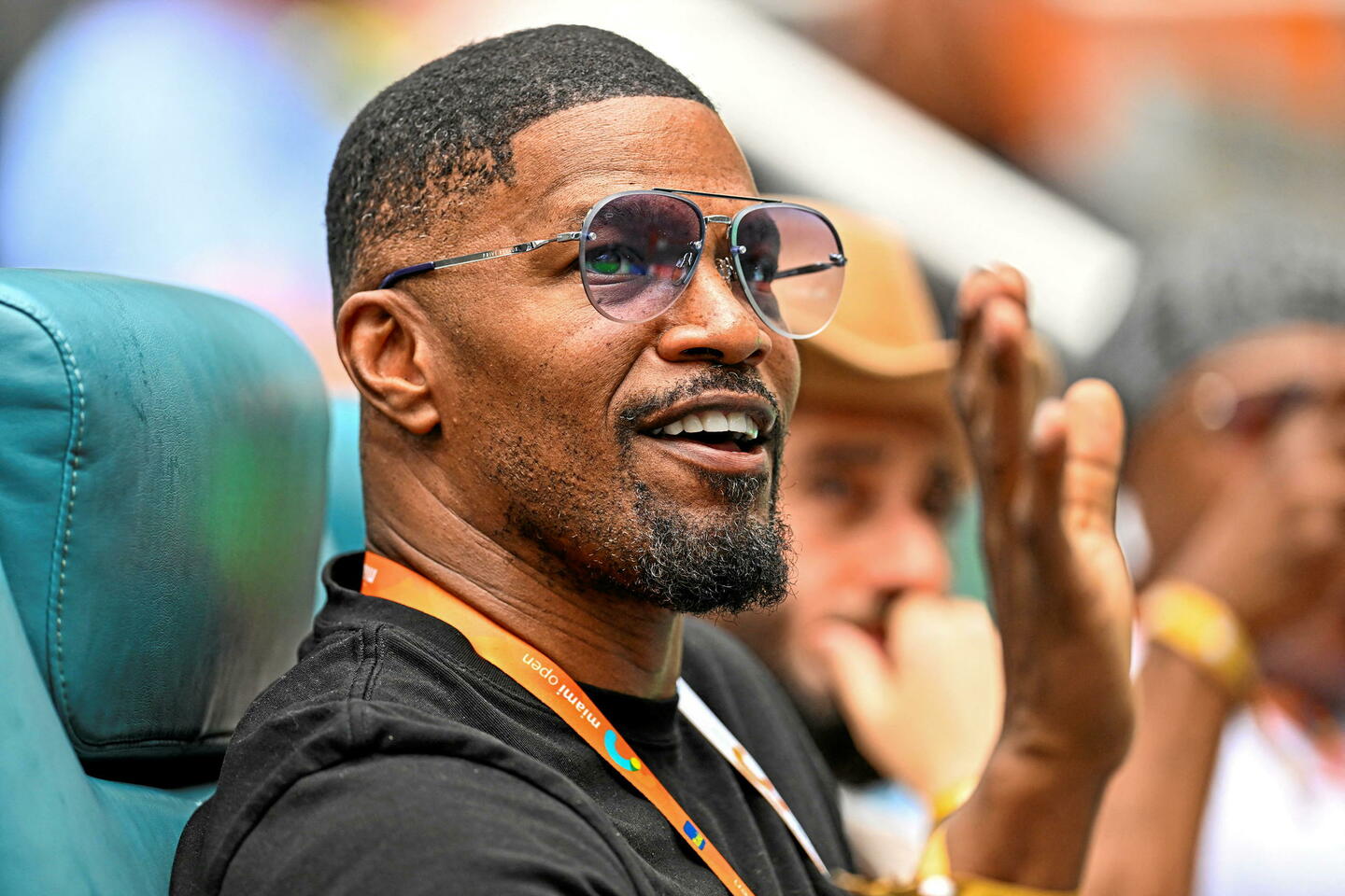 Image de Célébrités. Dans une récente tournure d'événements, l'acteur américain Jamie Foxx se retrouve au centre d'une plainte pour agression sexuelle déposée à New York en 2015. L'affaire émerge à la veille de l'expiration d'une loi qui autorise les victimes de violences sexuelles à porter plainte au civil pour des faits prescrits. Cette situation soulève des questions complexes liées à la justice, à la prescription des délits et à la responsabilité des personnalités publiques. Le Fondement de la Plainte et les Allégations contre Jamie Foxx Selon le document de la justice new-yorkaise, la plainte accuse Jamie Foxx, de son vrai nom Eric Marlon Bishop, d'agression sexuelle. Les faits remonteraient à août 2015 et se seraient déroulés sur le toit-terrasse d'un bar-restaurant à Manhattan. Les détails précis de l'incident sont susceptibles de faire l'objet d'une enquête approfondie, mais les allégations initiales pointent vers une soirée où la plaignante aurait été victime d'agression. L'Échéance de la Prescription et son Impact sur l'Affaire L'affaire survient à un moment crucial, juste avant l'expiration d'une période pendant laquelle les victimes de violences sexuelles peuvent porter plainte au civil même pour des faits prescrits. Cette fenêtre temporelle, prévue par la loi, a été un facteur déterminant dans le dépôt de la plainte contre Jamie Foxx. La question de la prescription dans les affaires de violences sexuelles soulève des débats sur la justice et la nécessité d'offrir des voies légales aux victimes, même des années après les faits. Le Contexte Juridique des Affaires d'Agression Sexuelle et les Défis pour les Plaignants Les affaires d'agression sexuelle impliquant des personnalités publiques mettent souvent en lumière les défis auxquels les plaignants sont confrontés sur le plan juridique. Les enquêtes dans ce domaine sont délicates, nécessitant un équilibre entre la préservation des droits des victimes et la présomption d'innocence des accusés. L'affaire Jamie Foxx s'inscrit dans cette dynamique complexe, mettant en évidence les enjeux juridiques entourant les accusations d'agression sexuelle. Réactions Publiques et Impact sur l'Image de Jamie Foxx Lorsque des personnalités publiques font face à des accusations d'agression sexuelle, les répercussions sur leur image et leur carrière sont inévitables. Les médias, les réseaux sociaux et l'opinion publique jouent un rôle crucial dans la façon dont ces affaires sont perçues. La manière dont Jamie Foxx répondra à ces allégations et la façon dont le public réagira auront des conséquences significatives sur sa réputation et sa carrière. Les Défis des Enquêtes dans les Affaires de Célébrités et l'Équité dans la Justice Les enquêtes impliquant des célébrités soulèvent des questions sur l'équité dans le système judiciaire. Les ressources, l'influence et la notoriété peuvent souvent influencer le cours des enquêtes et des procédures judiciaires. Comment garantir que chaque partie bénéficie d'un traitement équitable dans ces circonstances délicates ? Les défis posés par les enquêtes sur des personnalités publiques nécessitent une réflexion approfondie sur la manière d'assurer une justice impartiale. Quel Avenir pour l'Affaire Jamie Foxx et Quelles Leçons Tirer ? L'affaire Jamie Foxx soulève des questions cruciales sur la prescription des délits, la justice dans les cas d'agression sexuelle et l'équité dans les enquêtes impliquant des personnalités publiques. Alors que l'affaire se développe, quelles leçons pouvons-nous tirer en matière de protection des droits des victimes, de présomption d'innocence et d'équité dans le système judiciaire ? Comment pouvons-nous évoluer vers un cadre plus juste pour traiter de telles affaires et garantir la protection des droits de tous les individus concernés ? En partageant ces réflexions, nous invitons à une discussion ouverte sur les enjeux entourant les affaires d'agression sexuelle, la justice dans le contexte des célébrités et les moyens d'améliorer le système judiciaire pour tous. Quelle est votre perspective sur ces questions complexes ?