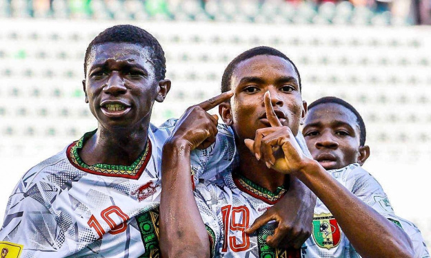 Image de Football. Les huitièmes de finale de la Coupe du Monde de football des moins de 17 ans ont apporté leur lot de rebondissements et de résultats inattendus en Indonésie. Les équipes qui ont survécu à cette phase cruciale du tournoi se préparent maintenant à affronter des défis encore plus ardus en quarts de finale. Dans cet article, nous passerons en revue les performances des équipes lors des huitièmes de finale, examinerons les affiches à venir et anticiperons les scénarios possibles pour les prochaines étapes de la compétition. Les Surprises des Huitièmes de Finale Les huitièmes de finale ont été le théâtre de quelques résultats surprenants, remettant en question les prévisions initiales et ajoutant une dose d'incertitude à la compétition. L'Angleterre, titrée en 2017, a été éliminée par l'Ouzbékistan, une équipe qui a bénéficié d'un repêchage en tant que meilleur troisième de poule. Ce résultat inattendu a créé une onde de choc dans le monde du football des moins de 17 ans et a ouvert la voie à des quarts de finale captivants. Les Affiches des Quarts de Finale Les quarts de finale promettent d'offrir des rencontres palpitantes entre des équipes talentueuses du monde entier. Voici le programme complet : Vendredi 24 novembre Espagne vs. Allemagne (stade international de Jakarta à 9 h 30) Brésil vs. Argentine (stade international de Jakarta à 13 h) Samedi 25 novembre France vs. Ouzbékistan (stade Manahan à 9 h 30) Mali vs. Maroc (stade Manahan à 13 h) Ces affiches soulèvent des questions passionnantes. Les duels entre les puissances traditionnelles du football comme l'Espagne et l'Allemagne ou le Brésil et l'Argentine sont toujours source d'excitation. De plus, le match entre la France et l'Ouzbékistan promet d'être particulièrement intéressant, compte tenu de la performance impressionnante de l'équipe ouzbèke lors des huitièmes de finale. La Performance des Bleuets et Leur Défi à Venir Les Bleuets, l'équipe de France des moins de 17 ans, ont assuré leur place en quarts de finale malgré une victoire laborieuse contre le Sénégal. Leur triomphe aux tirs au but (5-3) après un match nul (0-0) soulève des interrogations sur la cohésion de l'équipe et son potentiel à aller plus loin dans la compétition. Leur prochain défi contre l'Ouzbékistan sera crucial pour déterminer s'ils peuvent se hisser jusqu'en demi-finale et éventuellement décrocher le titre. Anticiper les Prochaines Étapes et les Possibles Champions Alors que nous entrons dans la phase décisive de la Coupe du Monde U17, l'anticipation des prochaines étapes devient incontournable. Qui émergera victorieux des quarts de finale et s'assurera une place dans le dernier carré ? Les performances des équipes lors des matchs à venir détermineront quelles nations peuvent aspirer à décrocher le prestigieux trophée de la Coupe du Monde. Quelles Attentes pour la Suite de la Compétition ? La Coupe du Monde U17 continue de captiver les amateurs de football du monde entier. Alors que nous attendons avec impatience les quarts de finale et au-delà, quelles équipes pensez-vous atteindront la finale et qui pourrait remporter le titre ? Les surprises des huitièmes de finale annoncent-elles une compétition plus ouverte que prévu initialement ? Nous vous invitons à partager vos prévisions et vos réflexions sur le reste du tournoi. Quels sont vos pronostics pour les quarts de finale et au-delà dans cette passionnante Coupe du Monde de football des moins de 17 ans ?