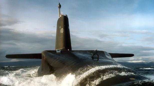 Image de Société. La Royal Navy britannique a connu un incident préoccupant il y a plus d'un an lorsqu'un sous-marin nucléaire de classe Vanguard a subi un dysfonctionnement lié à une panne de sa jauge de profondeur. Cet incident, qui a été qualifié de "problème" par une source militaire, a été détecté à temps, évitant ainsi une situation critique. L'information a été révélée récemment par la BBC, confirmant les détails initiaux rapportés par le quotidien The Sun. Selon les informations disponibles, l'incident s'est produit alors que le sous-marin s'apprêtait à partir en patrouille. La panne de la jauge de profondeur principale aurait été la cause du problème, mais le sous-marin disposait d'une jauge de profondeur secondaire qui fonctionnait encore. Les systèmes de redondance sont essentiels dans les sous-marins nucléaires pour minimiser les risques en cas de défaillance technique. Lorsque les ingénieurs à bord ont découvert la panne de la jauge principale, le sous-marin était encore à une profondeur considérée comme sûre. Cependant, il plongeait plus profondément que ce que l'équipage croyait, se rapprochant potentiellement de sa "profondeur d'écrasement". La "profondeur d'écrasement" d'un sous-marin est classifiée et représente le point au-delà duquel la pression de l'eau pourrait provoquer l'implosion du navire. La Royal Navy a lancé une enquête après l'incident, et le ministre d'État aux forces armées, James S. Heappey, a confirmé que les mesures de protection semblaient avoir fonctionné grâce à l'activation de la deuxième jauge, évitant ainsi un problème imminent. Il est important de noter que le sous-marin impliqué dans cet incident est l'un des quatre sous-marins nucléaires lanceurs d'engins de classe Vanguard, chargés de la dissuasion nucléaire du Royaume-Uni. Ces sous-marins, en service depuis les années 1990, sont équipés de missiles balistiques intercontinentaux Trident II. Chacun peut déployer jusqu'à 16 de ces missiles, dotés d'une portée d'environ 12 000 kilomètres. En janvier 2023, un défaut avait déjà été signalé sur l'unité de tête de classe Vanguard pendant une opération de maintenance. Le ministère de la Défense avait déclaré que le défaut avait été corrigé, et le sous-marin était en phase d'essais en mai. La sécurité des sous-marins nucléaires est cruciale pour la stabilité et la sécurité nationales, et tout incident de ce type souligne l'importance des procédures de maintenance et des systèmes de sécurité redondants dans ces navires hautement spécialisés. La question qui se pose à la lumière de cet incident est de savoir dans quelle mesure de tels événements pourraient affecter la confiance du public et des partenaires internationaux dans la capacité du Royaume-Uni à maintenir une dissuasion nucléaire fiable et sûre.