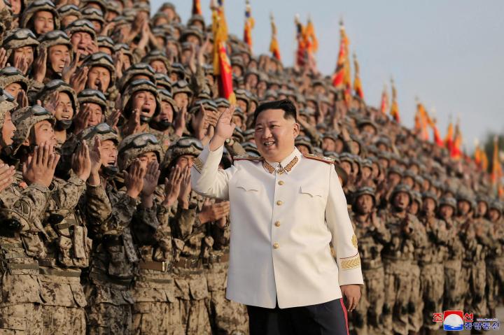 Image de Affaires Etrangères. Le récent conflit entre la Corée du Nord et la Corée du Sud, marqué par la décision de Pyongyang de mettre officiellement fin à l'accord militaire de 2018, suscite des inquiétudes croissantes quant à la stabilité de la péninsule coréenne. La rupture de cet accord, qui était censé limiter les risques d'affrontements et favoriser la désescalade à la frontière, souligne une nouvelle détérioration des relations inter-coréennes. La zone démilitarisée (DMZ), longtemps considérée comme une région tampon, devient le point focal de tensions croissantes. La déclaration du ministère de la Défense nord-coréen affirmant que leur armée ne sera plus contrainte par l'accord militaire témoigne d'une posture plus agressive. Du côté sud-coréen, en réaction à la mise en orbite du satellite espion nord-coréen, les opérations de reconnaissance à proximité de la frontière vont reprendre, marquant une escalade des activités militaires dans la région. En 2018, Kim Jong-un et Moon Jae-in avaient convenu de mesures destinées à créer une atmosphère propice à la paix, limitant les exercices militaires à proximité de la ligne de démarcation, établissant des zones d'exclusion aérienne et créant une zone tampon maritime. Cependant, ces engagements ont été mis à mal au fil du temps, et la récente rupture de l'accord militaire signale un changement significatif dans la dynamique régionale. La décision de Pyongyang d'annoncer la mise en orbite de Maligyong-1, le premier satellite espion nord-coréen, a été suivie de près par la suspension partielle de l'accord militaire par Séoul. Ce jeu d'actions et de réactions entre les deux parties augmente les risques de tensions et d'incidents à la frontière. La Corée du Nord, affirmant son droit souverain à ne plus être liée par l'accord, annonce le déploiement de nouvelles armes proches de la DMZ, intensifiant ainsi la militarisation de la zone. Cette escalade militaire et la résurgence des activités hostiles à la frontière coréenne font craindre une recrudescence des accidents, un scénario qui était relativement fréquent avant la signature de l'accord de 2018. Les relations inter-coréennes, qui ont déjà été mises à l'épreuve depuis le retour au pouvoir des conservateurs à Séoul, semblent entrer dans une phase critique. Alors que le Sud renforce ses liens avec les États-Unis, la Corée du Nord, de son côté, semble privilégier une alliance renforcée avec la Russie au détriment du dialogue avec son voisin du Sud. Cette évolution complexe soulève des questions fondamentales sur la stabilité de la péninsule coréenne et les perspectives de résolution pacifique des tensions. Les relations régionales sont-elles destinées à se détériorer davantage, ou existe-t-il des opportunités de reprise du dialogue et de désescalade? La communauté internationale doit-elle s'impliquer davantage pour prévenir une escalade plus grave, et si oui, de quelle manière? Face à ces incertitudes, quelles sont les voies possibles vers une paix durable dans la péninsule coréenne?