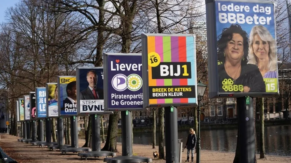 Image de Société. Le paysage politique néerlandais s'est brusquement métamorphosé avec la victoire éclatante du Parti pour la Liberté (PVV) de Geert Wilders, marquant un tournant significatif dans la course aux 150 sièges de la deuxième chambre des États généraux. Cette avancée bouleverse les attentes des partis traditionnels et soulève des questions cruciales quant à la formation d'un nouveau gouvernement. Après des semaines de campagne électorale intense, les résultats ont surpris les observateurs politiques. Le PVV de Geert Wilders a raflé 37 sièges, près d'un quart du total des sièges parlementaires, le propulsant au rang de premier parti du Parlement. L'alliance travaillistes-écologistes, bien que progressant, se retrouve loin derrière avec dix sièges de moins. La véritable secousse politique réside dans la sévère punition infligée aux principaux partis de la coalition sortante. D66, au centre-gauche, a perdu quinze sièges, tandis que les libéraux de l'ancien Premier ministre Mark Rutte et les chrétiens-démocrates ont également enregistré une baisse d'une dizaine de sièges chacun. Un nouveau venu, le Nouveau Contrat Social (NSC) de Pieter Omtzigt, a réussi à décrocher 20 sièges dès sa première participation, ajoutant une dimension intrigante aux négociations de coalition à venir. Les calculs politiques sont en cours pour former une coalition gouvernementale viable. Traditionnellement, le Premier ministre est issu du parti le mieux représenté au Parlement, mais avec la possibilité de Geert Wilders de diriger une coalition, les dynamiques politiques traditionnelles pourraient être remises en question. Les déclarations antérieures du VVD de Mark Rutte, n'excluant plus une coalition avec l'extrême droite, ajoutent une couche de complexité à ce processus. Selon Philippe Mongrain, chercheur en sciences politiques à l'Université d'Anvers, le processus de formation d'une coalition pourrait être prolongé. Les coalitions néerlandaises antérieures ont pris plusieurs mois à se former, et les discussions pourraient être complexes compte tenu des divergences idéologiques entre les partis. L'une des possibilités envisagées est une coalition de droite, avec une ligne dure sur l'immigration. Cette coalition pourrait impliquer à la fois le parti de Geert Wilders et le VVD, deux partis de droite partageant certaines affinités. Cependant, la gauche, ayant obtenu un résultat significatif, pourrait également chercher à former une coalition sans le PVV, étant donné les divergences notables sur des questions telles que l'immigration et le climat. La formation de la future coalition ne sera pas simplement une question de partage de pouvoir, mais aura des implications majeures sur les politiques nationales et la position des Pays-Bas dans l'Union européenne. Les positions sur des questions cruciales telles que le climat, l'immigration et les relations internationales seront au cœur des négociations, et la direction politique prise par le nouveau gouvernement aura des répercussions significatives sur l'avenir du pays. Alors que les Pays-Bas se retrouvent dans une période d'incertitude politique, la question demeure : quelle voie le pays empruntera-t-il et quelles conséquences cela aura-t-il sur la scène politique nationale et internationale?