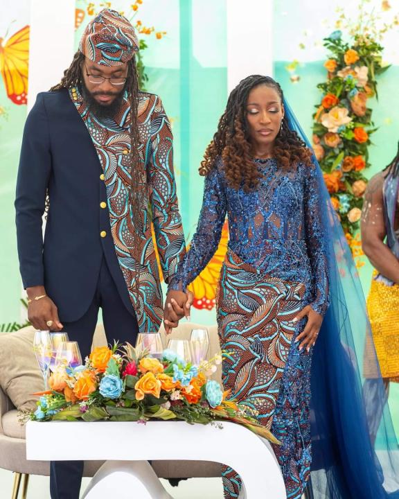 Image de Amour/Couple. Mariage traditionnel de l'athlète ivoirienne Marie Josée Ta Lou : Célébration, Culture et Engagement Il y a une semaine, l'athlète ivoirienne renommée, Marie Josée Ta Lou, a célébré son mariage traditionnel, marquant ainsi un moment significatif dans sa vie personnelle. Sa décision de s'unir à son partenaire est apparue comme une étape importante pour la championne, une pause dans sa carrière sportive éblouissante. Aujourd'hui, elle a partagé les moments intimes de cette cérémonie sur sa page Facebook, offrant un aperçu de cette journée mémorable. Ta Lou Marie Josée est connue non seulement pour sa remarquable carrière d'athlétisme, mais aussi pour son caractère jovial et son attachement à ses racines ivoiriennes. La célébration traditionnelle de son mariage a été un événement attendu, mêlant coutumes locales et engagements personnels. Les images diffusées sur les réseaux sociaux dévoilent une cérémonie empreinte de symbolisme, où chaque détail semble avoir été soigneusement choisi pour honorer et unir deux cultures différentes. Dans sa publication, Ta Lou Marie Josée a exprimé sa profonde gratitude envers son partenaire et sa famille, venus de Trinidad pour participer à cet événement unique. Son message chaleureux témoigne de l'importance qu'elle accorde à ses proches et à l'union entre leurs familles respectives. Cette union transcende les frontières géographiques et culturelles, symbolisant l'amour et la volonté de construire un avenir ensemble malgré les différences. Le mariage traditionnel en Côte d'Ivoire est souvent une célébration riche en symbolisme et en rituels. Les traditions varient d'une région à l'autre, mais l'essence demeure la même : rassembler les familles, honorer les ancêtres et consolider les liens entre les époux et leurs communautés respectives. Cette union, chargée de symboles culturels et de valeurs, revêt une signification profonde pour la société ivoirienne et pour les adeptes de l'athlétisme qui ont suivi de près la carrière de Ta Lou Marie Josée. À travers cet événement, la championne olympique ne fait pas seulement le nœud avec son partenaire, mais aussi avec sa propre identité et ses racines. En partageant publiquement ces moments intimes, elle offre une fenêtre sur son intimité, tout en montrant une facette différente de sa personnalité, plus ancrée dans les traditions et la vie familiale. Le mariage de Ta Lou Marie Josée soulève des questions sur la manière dont les personnalités publiques gèrent leur vie privée et leur image publique. Comment naviguent-elles entre leur rôle public et leurs moments intimes ? Quel impact leurs choix personnels ont-ils sur leurs supporters et sur la perception du public à leur égard ? Comment les événements privés des célébrités contribuent-ils à façonner les conversations autour de la culture et des traditions ? À la lumière de cet événement joyeux, il est fascinant d'explorer la dynamique complexe entre la vie privée des personnalités publiques et leur influence sur la société. Quelles réflexions suscite cette union traditionnelle dans un monde où l'athlétisme et la renommée mondiale cohabitent avec les valeurs traditionnelles et familiales ? Comment cet événement pourrait-il inspirer une discussion plus large sur la diversité culturelle et l'importance de préserver les traditions dans un contexte de mondialisation croissante ? Quelles sont vos réflexions à ce sujet ? Comment percevez-vous le mariage traditionnel de Ta Lou Marie Josée dans le contexte de sa carrière sportive et de sa notoriété publique ?