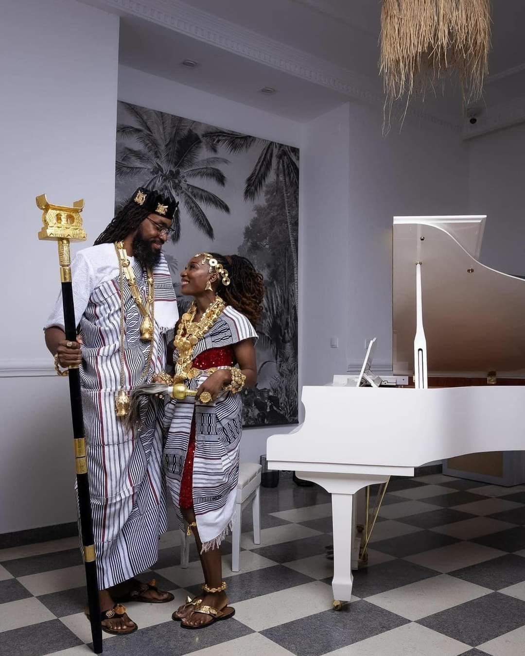 Deuxième Image de Amour/Couple. Mariage traditionnel de l'athlète ivoirienne Marie Josée Ta Lou : Célébration, Culture et Engagement Il y a une semaine, l'athlète ivoirienne renommée, Marie Josée Ta Lou, a célébré son mariage traditionnel, marquant ainsi un moment significatif dans sa vie personnelle. Sa décision de s'unir à son partenaire est apparue comme une étape importante pour la championne, une pause dans sa carrière sportive éblouissante. Aujourd'hui, elle a partagé les moments intimes de cette cérémonie sur sa page Facebook, offrant un aperçu de cette journée mémorable. Ta Lou Marie Josée est connue non seulement pour sa remarquable carrière d'athlétisme, mais aussi pour son caractère jovial et son attachement à ses racines ivoiriennes. La célébration traditionnelle de son mariage a été un événement attendu, mêlant coutumes locales et engagements personnels. Les images diffusées sur les réseaux sociaux dévoilent une cérémonie empreinte de symbolisme, où chaque détail semble avoir été soigneusement choisi pour honorer et unir deux cultures différentes. Dans sa publication, Ta Lou Marie Josée a exprimé sa profonde gratitude envers son partenaire et sa famille, venus de Trinidad pour participer à cet événement unique. Son message chaleureux témoigne de l'importance qu'elle accorde à ses proches et à l'union entre leurs familles respectives. Cette union transcende les frontières géographiques et culturelles, symbolisant l'amour et la volonté de construire un avenir ensemble malgré les différences. Le mariage traditionnel en Côte d'Ivoire est souvent une célébration riche en symbolisme et en rituels. Les traditions varient d'une région à l'autre, mais l'essence demeure la même : rassembler les familles, honorer les ancêtres et consolider les liens entre les époux et leurs communautés respectives. Cette union, chargée de symboles culturels et de valeurs, revêt une signification profonde pour la société ivoirienne et pour les adeptes de l'athlétisme qui ont suivi de près la carrière de Ta Lou Marie Josée. À travers cet événement, la championne olympique ne fait pas seulement le nœud avec son partenaire, mais aussi avec sa propre identité et ses racines. En partageant publiquement ces moments intimes, elle offre une fenêtre sur son intimité, tout en montrant une facette différente de sa personnalité, plus ancrée dans les traditions et la vie familiale. Le mariage de Ta Lou Marie Josée soulève des questions sur la manière dont les personnalités publiques gèrent leur vie privée et leur image publique. Comment naviguent-elles entre leur rôle public et leurs moments intimes ? Quel impact leurs choix personnels ont-ils sur leurs supporters et sur la perception du public à leur égard ? Comment les événements privés des célébrités contribuent-ils à façonner les conversations autour de la culture et des traditions ? À la lumière de cet événement joyeux, il est fascinant d'explorer la dynamique complexe entre la vie privée des personnalités publiques et leur influence sur la société. Quelles réflexions suscite cette union traditionnelle dans un monde où l'athlétisme et la renommée mondiale cohabitent avec les valeurs traditionnelles et familiales ? Comment cet événement pourrait-il inspirer une discussion plus large sur la diversité culturelle et l'importance de préserver les traditions dans un contexte de mondialisation croissante ? Quelles sont vos réflexions à ce sujet ? Comment percevez-vous le mariage traditionnel de Ta Lou Marie Josée dans le contexte de sa carrière sportive et de sa notoriété publique ?