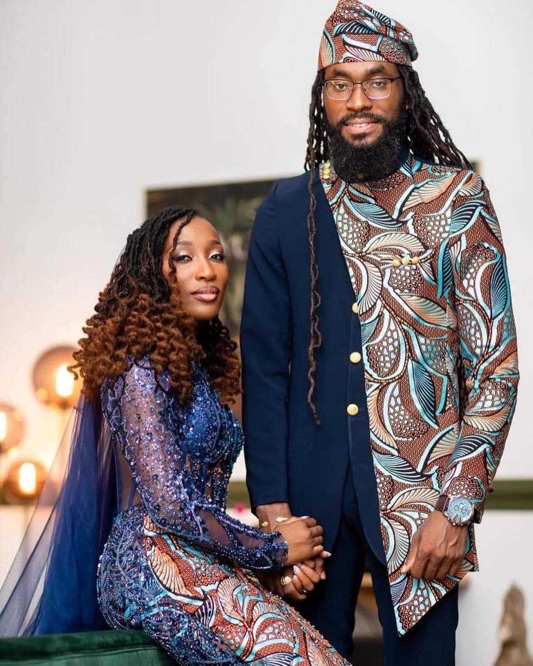 Troisième Image de Amour/Couple. Mariage traditionnel de l'athlète ivoirienne Marie Josée Ta Lou : Célébration, Culture et Engagement Il y a une semaine, l'athlète ivoirienne renommée, Marie Josée Ta Lou, a célébré son mariage traditionnel, marquant ainsi un moment significatif dans sa vie personnelle. Sa décision de s'unir à son partenaire est apparue comme une étape importante pour la championne, une pause dans sa carrière sportive éblouissante. Aujourd'hui, elle a partagé les moments intimes de cette cérémonie sur sa page Facebook, offrant un aperçu de cette journée mémorable. Ta Lou Marie Josée est connue non seulement pour sa remarquable carrière d'athlétisme, mais aussi pour son caractère jovial et son attachement à ses racines ivoiriennes. La célébration traditionnelle de son mariage a été un événement attendu, mêlant coutumes locales et engagements personnels. Les images diffusées sur les réseaux sociaux dévoilent une cérémonie empreinte de symbolisme, où chaque détail semble avoir été soigneusement choisi pour honorer et unir deux cultures différentes. Dans sa publication, Ta Lou Marie Josée a exprimé sa profonde gratitude envers son partenaire et sa famille, venus de Trinidad pour participer à cet événement unique. Son message chaleureux témoigne de l'importance qu'elle accorde à ses proches et à l'union entre leurs familles respectives. Cette union transcende les frontières géographiques et culturelles, symbolisant l'amour et la volonté de construire un avenir ensemble malgré les différences. Le mariage traditionnel en Côte d'Ivoire est souvent une célébration riche en symbolisme et en rituels. Les traditions varient d'une région à l'autre, mais l'essence demeure la même : rassembler les familles, honorer les ancêtres et consolider les liens entre les époux et leurs communautés respectives. Cette union, chargée de symboles culturels et de valeurs, revêt une signification profonde pour la société ivoirienne et pour les adeptes de l'athlétisme qui ont suivi de près la carrière de Ta Lou Marie Josée. À travers cet événement, la championne olympique ne fait pas seulement le nœud avec son partenaire, mais aussi avec sa propre identité et ses racines. En partageant publiquement ces moments intimes, elle offre une fenêtre sur son intimité, tout en montrant une facette différente de sa personnalité, plus ancrée dans les traditions et la vie familiale. Le mariage de Ta Lou Marie Josée soulève des questions sur la manière dont les personnalités publiques gèrent leur vie privée et leur image publique. Comment naviguent-elles entre leur rôle public et leurs moments intimes ? Quel impact leurs choix personnels ont-ils sur leurs supporters et sur la perception du public à leur égard ? Comment les événements privés des célébrités contribuent-ils à façonner les conversations autour de la culture et des traditions ? À la lumière de cet événement joyeux, il est fascinant d'explorer la dynamique complexe entre la vie privée des personnalités publiques et leur influence sur la société. Quelles réflexions suscite cette union traditionnelle dans un monde où l'athlétisme et la renommée mondiale cohabitent avec les valeurs traditionnelles et familiales ? Comment cet événement pourrait-il inspirer une discussion plus large sur la diversité culturelle et l'importance de préserver les traditions dans un contexte de mondialisation croissante ? Quelles sont vos réflexions à ce sujet ? Comment percevez-vous le mariage traditionnel de Ta Lou Marie Josée dans le contexte de sa carrière sportive et de sa notoriété publique ?