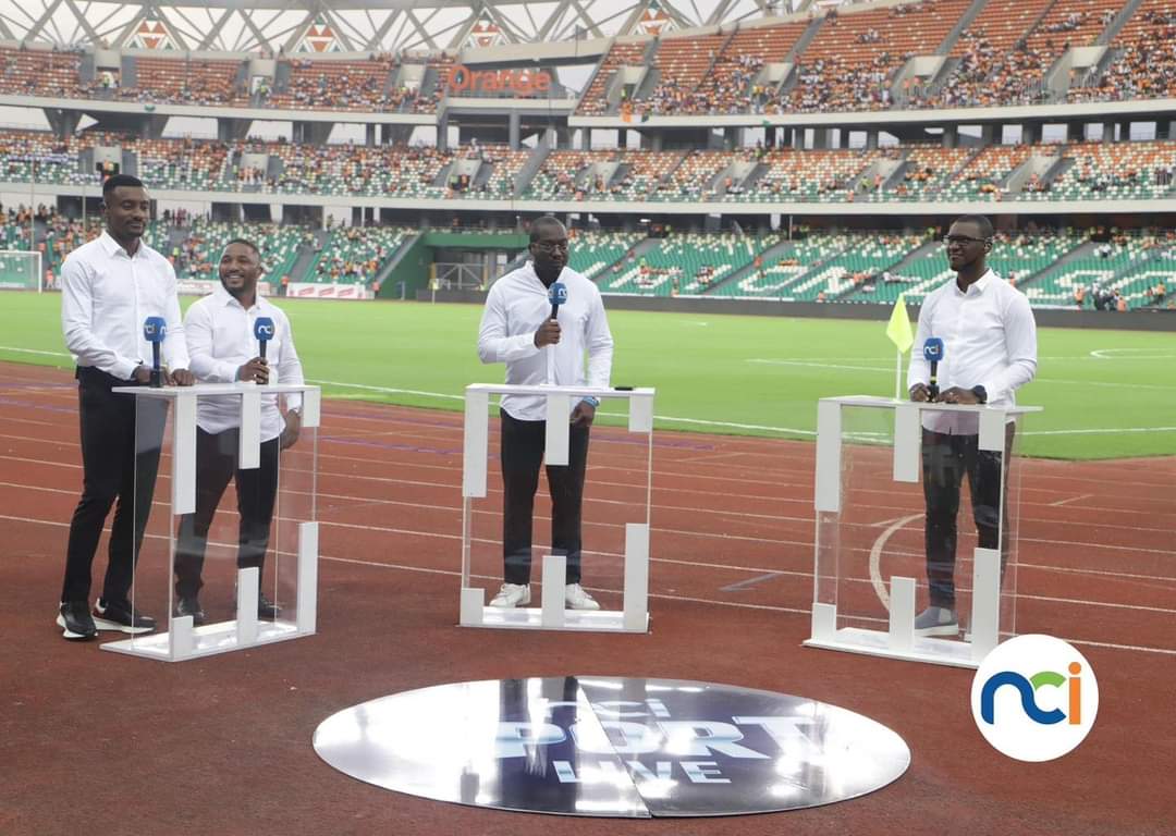 Image de Football. C'est bientôt le démarrage de la coupe d'Afrique des Nations en terre ivoirienne. En terme d'organisation, tout est entrain de se mettre en place afin de permettre aux téléspectateurs de recevoir des images de qualité. À ce propos, le diffuseur officiel de la compétition en Cote d'Ivoire est enfin connu, il s'agit de la Nouvelle Chaîne Ivoirienne (NCI). Après avoir ravi les droits de diffusion des éliminatoires du mondial prochain au détriment de la chaîne nationale ivoirienne, cette jeune chaîne privée est entrain de s'imposer comme une véritable concurrente de la RTI, répondant présente aux grands événements. Cette confiance en la NCI est certainement consécutif au fait qu'elle ait déjà honoré ces précédent engagement dont la diffusion du précédent mondial