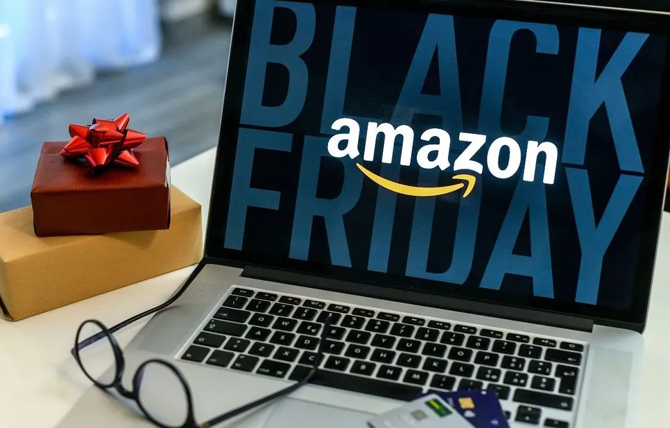 Image de Société. Alors que le « Black Friday » débute officiellement, marquant l'une des journées promotionnelles les plus importantes, des mouvements de protestation émergent en Europe, initiés par des employés d'Amazon et des activistes. La mobilisation, coordonnée par le collectif « Make Amazon Pay », englobe plus de trente pays. En France, l'association Attac encourage des actions telles que le recouvrement des casiers de livraison avec des affiches et du ruban adhésif, considérant le Black Friday comme une célébration de la surproduction et de la surconsommation. Outre-Rhin, l'Allemagne, le deuxième marché d'Amazon en termes de ventes en 2022, connaîtra une grève de 24 heures dans cinq centres de traitement des commandes, réclamant une convention collective sur les salaires, selon le syndicat Verdi. En Angleterre, plus de 1 000 employés du centre de traitement des commandes à Coventry feront grève pour contester un conflit salarial de longue date, tandis que des manifestations se dérouleront au siège d'Amazon UK à Londres. En Italie, le syndicat CGIL a appelé à une grève à l'entrepôt de Castel San Giovanni, et en Espagne, le syndicat CCOO incite les travailleurs d'Amazon à organiser une grève d'une heure par équipe lors du « Cyber Monday ». Ces actions soulèvent des questions fondamentales sur les conditions de travail, les salaires et l'impact écologique de la frénésie consumériste. Alors que les mobilisations se multiplient, comment les entreprises, les gouvernements et les consommateurs peuvent-ils travailler ensemble pour créer un équilibre entre la demande croissante de biens et les préoccupations sociales et environnementales émergentes?