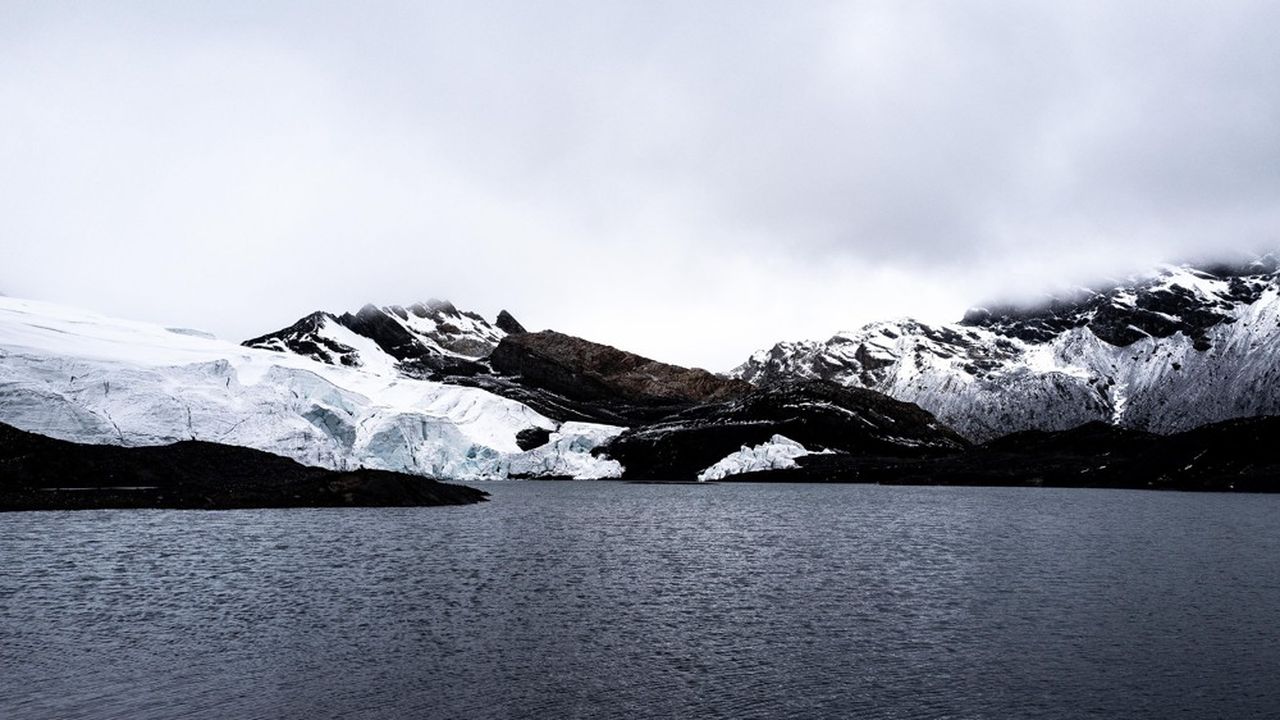 Image de Société. Au cours des 53 dernières années, le Pérou a été témoin d'un impact spectaculaire du changement climatique, avec une fonte de 56% de la surface des glaciers des Andes péruviennes. Cette situation, révélée par un rapport de l'Institut national de recherche sur les glaciers et les écosystèmes, lié au ministère péruvien de l'Environnement, met en évidence une réalité alarmante. Depuis 1962, 1 348 km2 de surface glaciaire ont disparu, avec des conséquences directes telles que la formation de nouveaux lacs. Le glacier Pastoruri, joyau du parc national de Huascaran, a subi une perte de plus de 50% de sa surface, symbolisant le déclin dramatique des glaciers péruviens. Cette fonte massive des glaciers ne se limite pas à une perte de paysage ; elle a également des répercussions sur l'environnement et la biodiversité. En conséquence, le Pérou compte désormais 8 466 lacs glaciaires, couvrant une superficie totale d'environ 1 081 km2. La ministre de l'Environnement, Albina Ruiz, a souligné que cette réalité reflète incontestablement le changement climatique. Les conséquences du retrait des glaciers vont au-delà de la perte de glace ; elles affectent les écosystèmes, les ressources en eau et la vie quotidienne des communautés locales dépendantes de ces ressources. Cette situation inquiétante met également en lumière le rôle crucial du Pérou dans le contexte mondial du changement climatique. Le pays abrite la plus grande chaîne de montagnes tropicales de la planète, avec 71% des glaciers tropicaux. L'Autorité nationale de l'eau rapporte que le Pérou compte 27 des 32 types de climats répertoriés dans le monde. Ainsi, les conséquences du changement climatique au Pérou ne sont pas seulement locales, mais elles ont également des répercussions globales sur la diversité climatique de la planète. La formation de nouveaux lacs, bien que résultant du retrait des glaciers, soulève des questions sur la stabilité de ces formations, la gestion des ressources en eau et les éventuels risques liés à ces changements. Comment le Pérou, et la communauté internationale, peuvent-ils s'adapter et atténuer les conséquences de cette fonte glaciaire rapide ? Quelles stratégies peuvent être mises en place pour protéger les écosystèmes vulnérables et assurer la durabilité des ressources en eau dans cette région cruciale ?