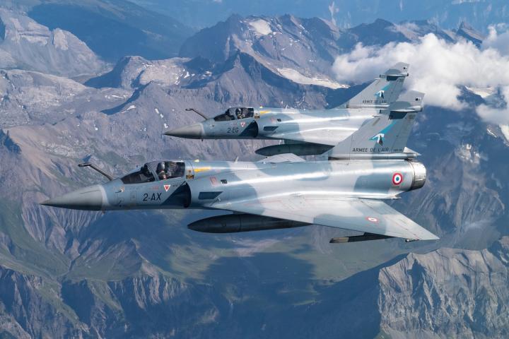 Image de Affaires Etrangères. Dans un geste visant à renforcer la présence de l'Otan et à préserver la souveraineté de l'espace aérien des pays baltes, la France a annoncé le déploiement de quatre avions de chasse Mirage 2000-5 en Lituanie. Cette mission, qui débutera le mardi 28 novembre et s'étendra sur une période de quatre mois, marque la dixième contribution de l'Armée de l'Air et de l'Espace française à la mission Baltic Air Policing (BAP). Contexte de la Mission La mission Baltic Air Policing a été créée en 2004 dans le but de préserver la souveraineté de l'espace aérien des pays baltes. Cependant, depuis l'annexion de la Crimée par la Russie en 2014, la mission a été renforcée par des mesures supplémentaires connues sous le nom d'"enhanced Air Policing". Ces actions visent à répondre aux préoccupations de sécurité dans la région, en particulier sur le flanc est de l'Europe. Les Détails de l'Opération Les Mirage 2000-5 décolleront de la base aérienne 116 de Luxeuil-Saint Sauveur (Haute-Saône) pour rejoindre la base de Šiauliai en Lituanie. Là, les équipages se joindront à un détachement composé d'une centaine d'aviateurs, engagés en appui des forces lituaniennes et des partenaires de l'Otan. Ce déploiement témoigne de l'engagement concret de la France dans le renforcement de la posture dissuasive et défensive de l'Otan dans la région. La Signification Stratégique Le déploiement des Mirage 2000-5 en Lituanie revêt une importance stratégique dans le contexte géopolitique actuel. En engageant des moyens de haut niveau et en maintenant une activité opérationnelle régulière dans la région, la France démontre son implication active dans les mesures de réassurance sur le flanc est de l'Europe. Cela s'inscrit dans le cadre des efforts de l'Otan pour assurer la sécurité collective et dissuader toute menace potentielle. Perspectives Futures Alors que la France contribue pour la dixième fois à la mission Baltic Air Policing, il est crucial de surveiller l'évolution de la situation géopolitique dans la région. Le déploiement des avions de chasse Mirage 2000-5 n'est pas seulement une démonstration de la solidarité au sein de l'Otan, mais il soulève également des questions sur la manière dont les pays membres continueront à coopérer pour assurer la sécurité collective face aux défis émergents. Le déploiement des Mirage 2000-5 en Lituanie par la France souligne l'engagement continu de l'Otan dans la sécurité régionale. Cela souligne également la nécessité pour les pays membres de rester vigilants et collaboratifs pour faire face aux enjeux complexes de la sécurité internationale. Alors que la mission se poursuit, il sera intéressant de voir comment les partenaires de l'Otan travaillent ensemble pour maintenir la stabilité et la sécurité dans la région balte et au-delà.