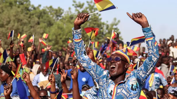 Image de Société. Le 22 octobre 2022, le Tchad a été le théâtre d'une manifestation sanglante qui a laissé entre 50 et 300 personnes mortes, selon les sources. Les protestations ont éclaté en réaction au maintien des militaires au pouvoir, qui avaient prolongé la transition de 18 mois et s'étaient engagés initialement à rendre le pouvoir aux civils par le biais d'élections. Cependant, cette promesse a été remise en question, suscitant l'indignation et les manifestations. La répression brutale qui a suivi a été marquée par des violences meurtrières, principalement à N'Djamena, où les forces de sécurité ont ouvert le feu sur les manifestants. Les autorités ont signalé une cinquantaine de décès, tandis que l'opposition et des ONG locales et internationales ont affirmé que le nombre de victimes se situait entre 100 et 300, principalement des jeunes manifestants tués par des tirs de balles de militaires et de policiers. Jeudi 23 novembre, le Parlement de transition, désigné par le pouvoir militaire au Tchad, a voté en faveur d'une amnistie générale, annulant ainsi les poursuites et condamnations liées à la répression de la manifestation d'octobre 2022. Cette décision soulève des questions cruciales sur la justice, la responsabilité et la réconciliation nationale au Tchad. L'amnistie, adoptée avec un soutien massif de 92,4% des membres du Conseil national, est applicable à tous les Tchadiens, civils et militaires. Cette mesure soulève des préoccupations quant à l'impunité pour les actes de violence perpétrés par les forces de sécurité contre des citoyens exerçant leur droit à la protestation pacifique. La question de la légitimité du Parlement de transition nommé par le général Mahamat Idriss Déby Itno, président de transition proclamé par l'armée, est également un sujet de préoccupation. La loi d'amnistie soulève des interrogations sur le respect des droits de l'homme, la démocratie et la gouvernance au Tchad. Elle met en évidence la nécessité d'un examen attentif des événements d'octobre 2022, du rôle des autorités militaires et de la manière dont la communauté internationale réagira à cette mesure. Quelle sera la réaction de la population tchadienne à cette amnistie, et comment cela influencera-t-il la stabilité politique et sociale du pays ?