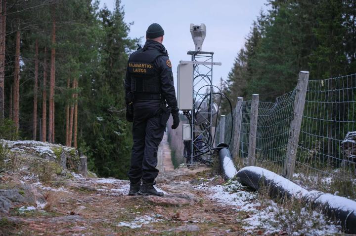 Image de Affaires Etrangères. L'agence européenne de garde-côtes et de gardes frontières, Frontex, prévoit de déployer 50 fonctionnaires à la frontière entre la Finlande et la Russie. Cette décision intervient dans un contexte où la Finlande a fermé huit de ses neuf postes-frontières avec la Russie, en raison d'une augmentation des entrées illégales, principalement de demandeurs d'asile en provenance de pays tels que l'Irak, la Syrie et le Yémen. Les autorités finlandaises accusent Moscou d'orchestrer cette crise migratoire, évoquant des similitudes avec les récentes actions de la Biélorussie aux frontières de la Lituanie, de la Lettonie et de la Pologne. Fermeture des postes-frontières finlandais Le 17 novembre dernier, la Finlande a fermé ses quatre principaux postes frontaliers avec la Russie, une mesure qui restera en vigueur jusqu'au 18 février. Actuellement, un seul poste-frontière demeure ouvert, celui de Raja-Jooseppi, à la frontière avec la région de Mourmansk. Cette décision a été précédée par le franchissement de la frontière par 58 migrants à Salla, dans le Nord de la Finlande, juste avant la fermeture du poste-frontière. La Finlande a justifié ces fermetures par la nécessité de contrôler les mouvements migratoires et d'endiguer les entrées illégales. Accusations contre la Russie et réponses diplomatiques Helsinki a exprimé des préoccupations quant à un afflux de migrants sans visa, principalement originaires du Proche-Orient et d'Afrique, depuis la fin août. Les autorités finlandaises estiment que cette situation résulte d'une opération orchestrée par la Russie, visant à déstabiliser le pays, de manière similaire aux actions menées par la Biélorussie aux frontières de plusieurs pays européens. Le gouverneur de la région arctique russe de Mourmansk a dénoncé des « actions provocatrices » de la Finlande, affirmant qu'environ 400 ressortissants étrangers sont rassemblés dans la partie nord de la frontière. Migrations organisées et réponses européennes Des investigations ont révélé l'existence de groupes sur la messagerie Telegram, proposant des visas d'études de trois mois en Russie et offrant une assistance financière moyennant 13 000 dollars pour franchir la frontière européenne, côté finlandais ou estonien. Ces découvertes soulèvent des questions sur l'implication de réseaux organisés dans les flux migratoires en provenance de Russie. Par ailleurs, l'Estonie, face à ces développements, envisage également de fermer ses frontières orientales. Dans ce contexte complexe, où les enjeux migratoires se mêlent aux tensions diplomatiques entre la Russie et les pays européens, il est crucial d'analyser les implications à long terme de ces mesures sur la sécurité régionale et les relations internationales. Les actions de Frontex et les réponses des pays de l'Union européenne pourraient-elles contribuer à résoudre la crise migratoire à la frontière finno-russe, ou risquent-elles d'accentuer les tensions entre les deux parties?