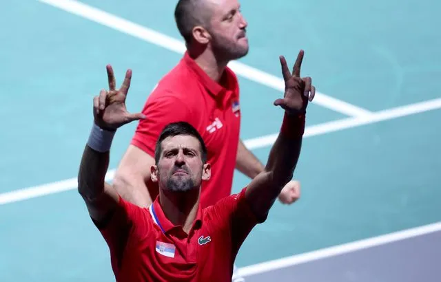 Image de Sport. Novak Djokovic, le talentueux joueur de tennis serbe, a une nouvelle fois fait face à l'adversité sur le court, mais cette fois-ci, ce n'était pas seulement à cause de son adversaire du jour, Cameron Norrie. Après la victoire de la Serbie sur la Grande-Bretagne en quart de finale de la Coupe Davis, Djokovic a été confronté à des supporters britanniques dont le comportement, selon lui, manquait de respect. Le numéro 1 mondial a assuré la qualification de la Serbie pour les demi-finales de la Coupe Davis en battant Norrie 6-4, 6-4 lors du deuxième simple. Cependant, son triomphe sur le court a été entaché par un échange houleux avec des supporteurs britanniques. Djokovic, souvent décrit comme un joueur qui puise dans l'adversité pour renforcer sa détermination, a exprimé sa frustration face à ce qu'il considérait comme un manque de respect de la part des fans. L'incident s'est produit lorsque certains supporteurs britanniques ont tenté de couvrir le discours de victoire de Djokovic avec des tambours. Agacé par cette interruption, le champion de tennis a réagi, demandant au groupe de supporters de "réapprendre à se comporter". Pour Djokovic, ce manque de respect était présent tout au long du match, mais il a souligné que cela faisait partie du jeu en Coupe Davis. Il a expliqué que même s'il s'attendait parfois à ce que les supporters dépassent les bornes, il se devait de réagir lorsque cela affectait son jeu et sa communication avec le public. Pendant le match lui-même, Djokovic a montré des signes d'agacement face à ces mêmes fans qui semblaient le perturber, allant jusqu'à porter sa main à son oreille après avoir remporté un point dans le deuxième set. Les tensions ont atteint un sommet lorsque les supporters ne lui ont pas permis de s'exprimer librement à la fin de sa victoire. Djokovic, qui compte à son actif 24 tournois du Grand Chelem, a expliqué qu'il essayait de parler, mais que les fans ont délibérément commencé à jouer du tambour pour l'en empêcher. Selon lui, cette perturbation intentionnelle l'a poussé à engager une discussion avec les supporters après le match. Il a souligné qu'ils pouvaient faire ce qu'ils voulaient, mais qu'il allait répondre à ce genre de comportement. Cette victoire propulse Djokovic vers une demi-finale de la Coupe Davis contre l'Italie, avec la perspective d'un duel contre Jannik Sinner, un joueur italien qu'il a déjà battu lors des Masters ATP plus tôt dans la semaine pour remporter son septième titre de la saison. Alors que Djokovic continue de marquer l'histoire du tennis avec ses performances exceptionnelles sur le court, ses réactions aux distractions et aux comportements des supporteurs suscitent des questions sur la manière dont il gère la pression et maintient sa concentration. Comment ces incidents peuvent-ils influencer sa performance à mesure que le tournoi progresse, et comment cela pourrait-il impacter son statut en tant que leader du tennis mondial ?