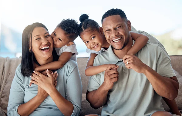 Image de Famille. Le bonheur en famille est souvent perçu comme une norme sociale à laquelle nous devons tous aspirer. Les images idéalisées de familles heureuses abondent dans les médias, que ce soit à travers des publicités, des émissions de télévision ou des films. En grandissant, j'ai moi-même été imprégné de l'idée que la famille est censée être un havre de bonheur, d'amour et de soutien. Cependant, au fil des expériences et des années, je me suis interrogé sur la nécessité de faire semblant de se sentir heureux en famille. Faire semblant d'être heureux en famille peut sembler être une réponse automatique à la pression sociale. Il y a une attente tacite selon laquelle la famille devrait être une source constante de réconfort et de joie. Cette idée est ancrée dans nos sociétés depuis des générations, souvent transmise de parents à enfants. Le simple fait de mentionner des problèmes familiaux peut être tabou, car cela remettrait en question cette image idéalisée de la vie familiale. Pourtant, il est essentiel de reconnaître que toutes les familles ne correspondent pas à ce modèle préconçu. Les relations familiales peuvent être complexes et parfois tumultueuses. Les conflits, les désaccords et les tensions font partie intégrante de la vie familiale. Ignorer ou dissimuler ces réalités peut entraîner une pression émotionnelle supplémentaire, car les individus peuvent se sentir obligés de maintenir une façade de bonheur, même lorsque cela ne correspond pas à leur réalité. D'un autre côté, l'idée de faire semblant de se sentir heureux en famille peut également être interprétée comme une forme d'auto-préservation. Dans certaines situations, partager ou exprimer ouvertement les difficultés familiales peut être perçu comme une faiblesse ou une vulnérabilité. Par conséquent, les membres de la famille peuvent choisir de dissimuler leurs luttes individuelles pour éviter d'être jugés ou critiqués. Cela crée un cercle vicieux où chacun essaie de masquer ses émotions réelles, contribuant ainsi à la perpétuation de l'image de la famille parfaite. Cependant, la question cruciale qui se pose est de savoir si cette façade de bonheur est réellement bénéfique. Faire semblant d'être heureux en famille peut apaiser les normes sociales, mais à quel prix ? La dissimulation des véritables sentiments peut entraîner une détresse émotionnelle accrue, des problèmes de communication et une perte de connexion authentique au sein de la famille. Les individus peuvent se sentir isolés dans leurs luttes, pensant qu'ils sont les seuls à vivre des difficultés, car tout le monde semble afficher un bonheur inébranlable. La pression pour maintenir une façade de bonheur peut également avoir des conséquences sur la santé mentale individuelle. La suppression des émotions négatives peut conduire à des niveaux élevés de stress, d'anxiété et de dépression. La recherche suggère que l'expression émotionnelle est essentielle pour maintenir un bien-être psychologique optimal. En faisant semblant d'être heureux, on nie à soi-même la possibilité de faire face aux défis familiaux de manière constructive et de chercher un soutien approprié. En outre, la pression pour maintenir une image de bonheur familial peut également influencer la façon dont nous percevons les autres familles. En comparant nos propres luttes intérieures à la perfection apparente des autres, nous pouvons développer un sentiment d'insatisfaction et d'inadéquation. Cette comparaison constante peut conduire à des sentiments d'isolement et d'incompréhension, renforçant ainsi le besoin de dissimuler ses propres difficultés. Alors, faut-il faire semblant de se sentir heureux en famille ? La réponse n'est pas clairement définie, car cela dépend largement du contexte individuel et des dynamiques familiales spécifiques. D'un côté, il peut être nécessaire de maintenir une certaine réserve émotionnelle pour préserver l'harmonie au sein de la famille. D'un autre côté, la transparence émotionnelle et l'acceptation des réalités familiales peuvent favoriser des relations plus authentiques et significatives. Il est peut-être temps de repenser notre définition du bonheur familial. Plutôt que de chercher à correspondre à un idéal préconçu, peut-être devrions-nous encourager des conversations ouvertes sur les défis familiaux, reconnaître la diversité des expériences familiales et promouvoir la compréhension et l'empathie mutuelles. La véritable force d'une famille réside peut-être dans sa capacité à surmonter ensemble les difficultés, plutôt que de masquer les cicatrices sous un voile de bonheur apparent. En conclusion, la question de savoir s'il faut faire semblant de se sentir heureux en famille est complexe et subjective. Chacun doit naviguer à travers ses propres expériences familiales et décider de la meilleure approche en fonction de ses valeurs et de ses besoins. Cependant, il est crucial de reconnaître l'impact potentiel de la dissimulation émotionnelle sur la santé mentale individuelle et sur les relations familiales. Peut-être devrions-nous nous interroger sur la valeur réelle de maintenir une façade de bonheur, et si la véritable essence du bonheur en famille réside dans l'acceptation, la compréhension et le soutien mutuel. Et vous, quelles sont vos réflexions sur cette question ? Pensez-vous qu'il est nécessaire de faire semblant d'être heureux en famille, ou est-ce que l'authenticité émotionnelle devrait prendre le dessus ?