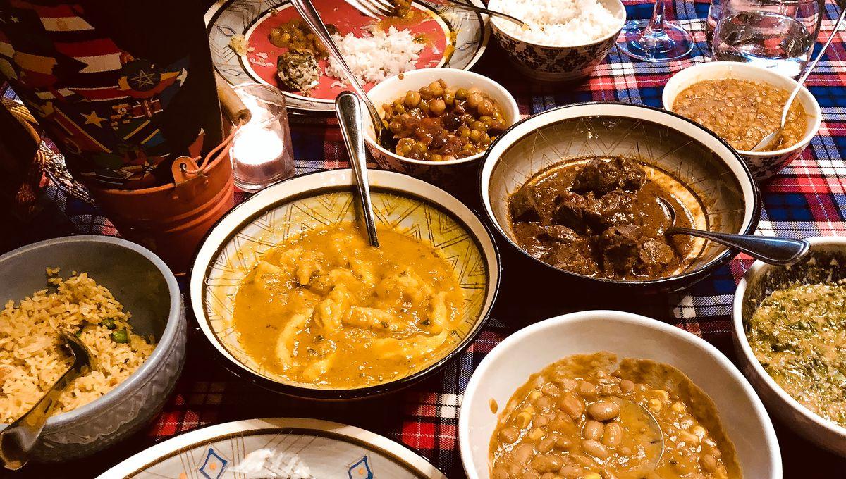 Image de Cuisine. Lorsque l'on explore la richesse culinaire de la Côte d'Ivoire, il est impossible de ne pas s'immerger dans la diversité des plats qui font la renommée de ce pays d'Afrique de l'Ouest. Parmi ces délices, la sauce Gombo, le Placali, l'Akpessi Banane, le Foutou Sauce Graine, le Foutou Sauce Claire, et le Kedjenou de poulet se démarquent comme des joyaux gastronomiques, porteurs de traditions et de saveurs uniques. Commençons par le Placali Sauce Gombo, un mariage délicat entre une sauce emblématique et un couscous de manioc fermenté. Le Placali, préparé en faisant tremper le manioc pendant au moins cinq jours, est ensuite écrasé, tamisé et cuit à feu doux pour obtenir cette délicieuse pâte. Bien que le processus puisse sembler complexe, il est important de noter que le Placali prêt à l'emploi est également disponible sur les marchés et dans les afroshops. Cette spécialité ivoirienne offre une expérience culinaire unique, particulièrement savoureuse lorsqu'elle est accompagnée de la célèbre sauce Gombo, dont la réputation s'étend à travers tout le continent africain. L'Akpessi Banane se dévoile ensuite, un plat traditionnel ivoirien apprécié même au petit-déjeuner dans certaines régions. Cette préparation légère combine des aubergines africaines, des tomates, des oignons et du poisson pour créer une sauce délicate. L'utilisation principale du poisson en fait une option idéale pour ceux qui préfèrent une alternative sans viande. L'Akpessi Banane est non seulement une explosion de saveurs, mais également un témoignage de la variété des plats ivoiriens. Le Foutou, complément alimentaire populaire en Côte d'Ivoire, se distingue par sa préparation à base de manioc et de plantain. La différence entre le Foutou et le Foufou, souvent source de confusion, est clairement énoncée. Traditionnellement, le manioc et le plantain sont bouillis ensemble puis pilés pour créer le Foutou. Cependant, avec l'avènement des semoules préparées, le processus est simplifié, bien que certains préfèrent toujours la méthode traditionnelle. Accompagné de la sauce graine, cette combinaison est une délectation pour les papilles, mêlant la texture du Foutou à la richesse de la sauce préparée avec du jus de noix de palme, de la viande ou du poisson, et d'autres légumes. Le Foutou Sauce Claire, une variante du Foufou accompagnée d'une sauce légère, est également un incontournable en Côte d'Ivoire. La particularité de cette sauce réside dans la cuisson à la vapeur préalable des légumes, donnant une consistance moins liquide. Les options incluent l'ajout de poisson ou de viande, offrant ainsi une diversité de choix pour satisfaire les préférences de chacun. Enfin, le Kedjenou de poulet, un plat emblématique originaire du peuple Baoulé, se distingue par sa simplicité et son goût authentique. Ce plat, préparé en mélangeant du poulet avec divers légumes, tire son nom du fait qu'il était traditionnellement préparé dans une casserole en argile hermétiquement fermée avec des feuilles de bananier. Le poulet et les légumes étaient ainsi secoués dans la casserole, d'où le terme "kedjenou", signifiant littéralement "secouer dedans". Accompagné de riz ou d'attiéké, le Kedjenou de poulet incarne l'essence même de la cuisine ivoirienne. Ces cinq délices culinaires ivoiriens nous invitent à plonger dans une aventure gustative riche en saveurs et en traditions. Cependant, au-delà de la découverte de ces mets exquis, se pose la question de la préservation et de la promotion de la diversité culinaire ivoirienne. Comment pouvons-nous garantir que ces trésors gastronomiques continuent d'occuper une place spéciale dans les foyers et sur les tables, tout en étant partagés avec le reste du monde ? La préservation de ces traditions culinaires ne fait pas seulement appel à nos papilles, mais aussi à notre engagement envers la préservation de l'héritage culturel unique que chaque plat représente. Comment envisagez-vous la préservation et la diffusion de ces délices culinaires pour les générations futures ?