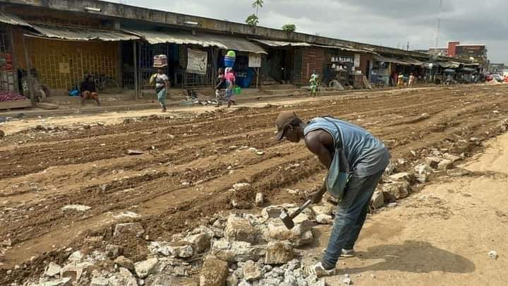 Image de Société. La commune d'Abobo, située dans le nord d'Abidjan, a longtemps été confrontée à des problèmes sérieux en matière d'infrastructures routières. Les résidents, usagers de ces routes dégradées, ont exprimé à maintes reprises leur mécontentement face à l'état déplorable des voies de circulation. Ces critiques, amplifiées par la diffusion de messages sur les réseaux sociaux et relayées par une campagne de communication dénonçant le manque de routes dans la région, ont finalement poussé la municipalité à prendre des mesures. La phrase choc "il n'y a pas routes à Abobo" a été largement partagée sur la toile, devenant le cri de ralliement des habitants pour attirer l'attention sur cette problématique persistante. Cette campagne a eu pour effet d'éveiller les consciences, non seulement au sein de la commune, mais également à l'échelle régionale et nationale, mettant en lumière l'urgence de la situation. Cependant, ces critiques ont également agi comme un catalyseur pour la municipalité qui a rapidement réagi. En effet, des images récentes diffusées montrent des équipes au travail, s'attelant à la tâche de reprofilage des routes. Ces travaux semblent être une réponse directe aux revendications des habitants et à la pression médiatique exercée. Ce premier pas vers l'amélioration de l'infrastructure routière est un signe positif pour la population locale qui espère ardemment que ces efforts ne seront pas éphémères. Les travaux de reprofilage en cours suscitent un espoir quant à l'amélioration future des conditions de déplacement des habitants, favorisant ainsi la mobilité et la sécurité routière. Cependant, bien que ces actions soient accueillies favorablement, des questions subsistent quant à la durabilité de cette initiative. Les résidents se demandent si ces travaux ne sont qu'une réponse ponctuelle pour calmer les critiques ou s'ils représentent le début d'un engagement durable de la municipalité envers l'amélioration continue des infrastructures routières à Abobo. Comment la municipalité compte-t-elle maintenir et étendre ces efforts pour répondre aux besoins en évolution constante de la population ? Cette situation soulève des interrogations sur la planification à long terme des travaux d'infrastructure, la transparence dans la gestion des fonds alloués à ces projets et l'implication continue des autorités locales pour garantir des routes de qualité et sûres à l'avenir. Et vous, en tant que résident ou observateur extérieur, quelles sont vos perspectives sur cette initiative de la municipalité visant à résoudre le problème des routes à Abobo ? Quelles mesures supplémentaires pensez-vous qu'il serait nécessaire de prendre pour assurer une amélioration significative et durable de la situation des infrastructures routières dans cette commune ?