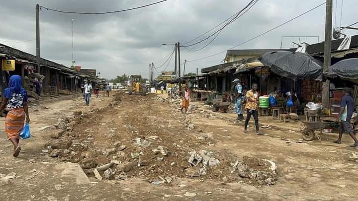 Troisième Image de Société. La commune d'Abobo, située dans le nord d'Abidjan, a longtemps été confrontée à des problèmes sérieux en matière d'infrastructures routières. Les résidents, usagers de ces routes dégradées, ont exprimé à maintes reprises leur mécontentement face à l'état déplorable des voies de circulation. Ces critiques, amplifiées par la diffusion de messages sur les réseaux sociaux et relayées par une campagne de communication dénonçant le manque de routes dans la région, ont finalement poussé la municipalité à prendre des mesures. La phrase choc "il n'y a pas routes à Abobo" a été largement partagée sur la toile, devenant le cri de ralliement des habitants pour attirer l'attention sur cette problématique persistante. Cette campagne a eu pour effet d'éveiller les consciences, non seulement au sein de la commune, mais également à l'échelle régionale et nationale, mettant en lumière l'urgence de la situation. Cependant, ces critiques ont également agi comme un catalyseur pour la municipalité qui a rapidement réagi. En effet, des images récentes diffusées montrent des équipes au travail, s'attelant à la tâche de reprofilage des routes. Ces travaux semblent être une réponse directe aux revendications des habitants et à la pression médiatique exercée. Ce premier pas vers l'amélioration de l'infrastructure routière est un signe positif pour la population locale qui espère ardemment que ces efforts ne seront pas éphémères. Les travaux de reprofilage en cours suscitent un espoir quant à l'amélioration future des conditions de déplacement des habitants, favorisant ainsi la mobilité et la sécurité routière. Cependant, bien que ces actions soient accueillies favorablement, des questions subsistent quant à la durabilité de cette initiative. Les résidents se demandent si ces travaux ne sont qu'une réponse ponctuelle pour calmer les critiques ou s'ils représentent le début d'un engagement durable de la municipalité envers l'amélioration continue des infrastructures routières à Abobo. Comment la municipalité compte-t-elle maintenir et étendre ces efforts pour répondre aux besoins en évolution constante de la population ? Cette situation soulève des interrogations sur la planification à long terme des travaux d'infrastructure, la transparence dans la gestion des fonds alloués à ces projets et l'implication continue des autorités locales pour garantir des routes de qualité et sûres à l'avenir. Et vous, en tant que résident ou observateur extérieur, quelles sont vos perspectives sur cette initiative de la municipalité visant à résoudre le problème des routes à Abobo ? Quelles mesures supplémentaires pensez-vous qu'il serait nécessaire de prendre pour assurer une amélioration significative et durable de la situation des infrastructures routières dans cette commune ?