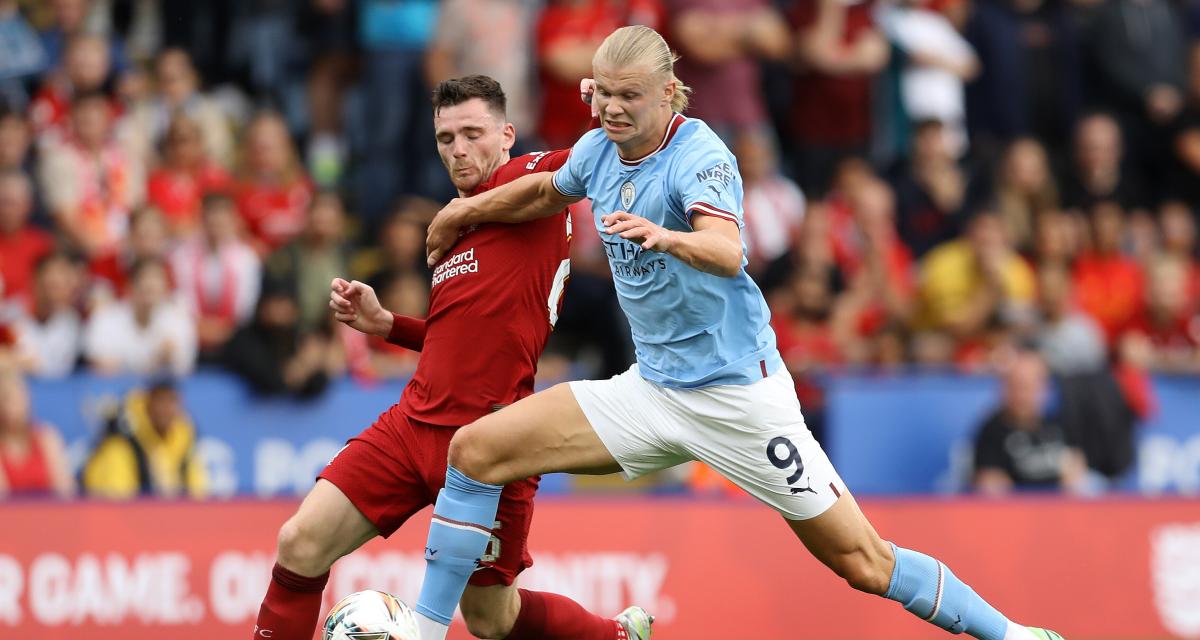 Image de Football. Le choc tant attendu de la 13e journée de la Premier League entre Manchester City et Liverpool a tenu toutes ses promesses, offrant un spectacle haletant à l'Etihad Stadium. Malgré le mécontentement de Jurgen Klopp concernant la programmation du match en sortie de trêve internationale, la rencontre s'est révélée intense et équilibrée, se concluant sur un match nul 1-1. Erling Haaland, revenu de blessure à la cheville subie en sélection, a marqué le premier but pour les Skyblues, déjouant Alisson Becker d'une manière impressionnante (1-0, 28e). Ce but a également marqué un jalon significatif pour le Norvégien, devenant le joueur le plus rapide à atteindre 50 buts en Premier League, accomplissement réalisé en seulement 48 matches. Un exploit qui efface le record précédent détenu par Andy Cole, qui avait atteint cette marque en 65 rencontres. L'énergie électrique du duel a également mis en lumière la prédominance apparente de Manchester City, leader avant cette journée, sur son dauphin Liverpool. Malgré les nombreuses occasions créées, le tableau d'affichage est resté à l'avantage des Skyblues. Ruben Dias a même vu son but refusé pour une faute mineure sur Alisson (68e), et Haaland a été stoppé par le gardien brésilien (79e), laissant entrevoir un possible 2-0. Cependant, le football est souvent imprévisible, et Liverpool a renversé la vapeur. Un contre mené par Mohamed Salah a abouti à une frappe magistrale de Trent Alexander-Arnold, égalisant le score (1-1, 80e). Un moment décisif qui a permis aux Reds de repartir avec un point précieux de l'Etihad, un lieu où ils n'avaient jamais remporté de victoire en championnat sous la tutelle de Pep Guardiola. Le fair-play a été de mise, malgré une petite altercation entre Pep Guardiola et Darwin Nunez à la fin du match, résolue par Jurgen Klopp. Cette confrontation a souligné la rivalité sportive mais aussi le respect mutuel entre les deux managers. Alors que le coup de sifflet final retentissait, une question persistait : Qui prendra les rênes du classement ? Arsenal pourrait-elle saisir l'opportunité et reprendre la première place ? La suite de la saison promet d'être aussi captivante que ce choc entre Manchester City et Liverpool. Quelles équipes émergeront comme les prétendantes sérieuses au titre, et quelles surprises la Premier League nous réserve-t-elle encore ?