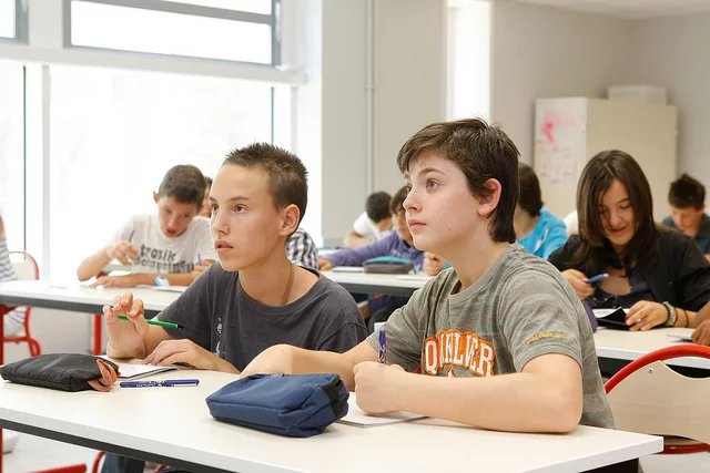 Image de Études/Devoirs. En Suède, le débat sur le rôle et l'efficacité des écoles privées à but lucratif prend de l'ampleur, avec la ministre de l'Éducation, Lotta Edholm, soulignant les lacunes du système actuel qu'elle considère en échec. Ces écoles, appelées Friskolor, ont été créées dans les années 1990 avec l'intention d'encourager des pratiques pédagogiques alternatives, mais elles sont devenues un sujet de controverse en raison de la quête de profits qui les anime. Les Friskolor ont bénéficié d'un cadre administratif souple, leur permettant de fonctionner comme des entreprises tout en recevant des subventions publiques intégrales. Trente ans après leur création, près d'un tiers des lycéens suédois sont inscrits dans ces établissements. Cependant, des préoccupations croissantes émergent quant à leur impact sur la qualité de l'éducation, la ségrégation sociale et les coûts pour la collectivité. Des enseignants comme Hannes Manselin, qui ont débuté leur carrière dans ces écoles, témoignent des pressions exercées pour maximiser les profits au détriment de l'éducation. Des exemples sont donnés de directions encourageant la rétention des élèves par des tactiques de gestion d'image plutôt que par la qualité de l'enseignement. Johan Enfeldt, spécialiste des politiques éducatives en Suède, souligne les effets pervers du système, notamment une fragmentation des écoles et une inflation des coûts éducatifs pour la collectivité. Il met en avant le cas de Västeras, où le nombre d'écoles est passé de 9 à 23 en dix ans, chacune bénéficiant de subventions publiques. Une autre préoccupation majeure est la ségrégation scolaire croissante, les Friskolor attirant principalement des élèves issus de milieux sociaux aisés. Cette tendance s'explique par le mode de financement des écoles privées, qui est basé sur le nombre d'étudiants et encourage le recrutement d'élèves nécessitant moins d'efforts d'enseignement. Face à ces défis, la ministre de l'Éducation, Lotta Edholm, annonce une enquête et des réformes visant à remédier à ce qu'elle qualifie de "système en échec". Les grands groupes scolaires privés à but lucratif, tels qu'AcadeMedia, sont particulièrement dans le viseur de la ministre. Dans ce contexte, la question cruciale qui se pose est de savoir comment la Suède peut réformer son système éducatif pour garantir une éducation de qualité, réduire la ségrégation sociale et optimiser l'utilisation des ressources publiques. Quelles réformes spécifiques peuvent être envisagées pour équilibrer l'innovation pédagogique, la rentabilité financière et l'inclusion sociale dans le paysage éducatif suédois?