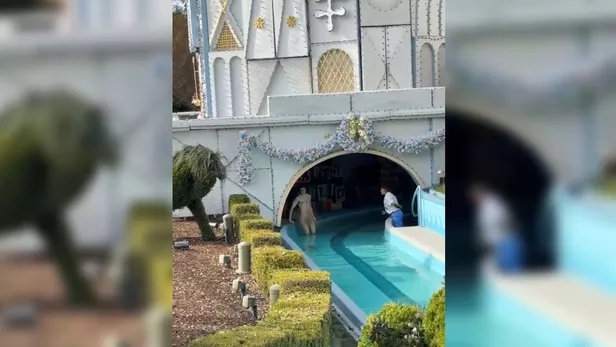 Image de Insolite. Le dimanche 26 novembre, un incident inhabituel a secoué le parc Disneyland de Californie aux États-Unis. Un homme de 26 ans, potentiellement sous l'emprise de stupéfiants, a été arrêté par la police après s'être déshabillé devant les visiteurs, perturbant ainsi l'atmosphère paisible du parc d'attractions. L'homme, dont l'identité n'a pas été révélée, a été repéré dans l'attraction emblématique "It's A Small World". Cette croisière pittoresque transporte les visiteurs à travers des décors représentant différentes régions du monde, animés par des poupées. Sur des vidéos partagées par des témoins présents dans l'attraction, on peut voir le jeune homme passer de l'habillement à la nudité, suscitant la surprise et l'inquiétude parmi les visiteurs. À un moment donné, l'individu dénudé a grimpé sur les décors pour s'asseoir devant une représentation du Taj Mahal, perturbant l'expérience des visiteurs qui étaient coincés dans leurs barques. La situation a atteint son paroxysme lorsque l'homme s'est retrouvé complètement nu dans l'eau, à proximité des poupées animées, sous le regard désabusé des visiteurs et des employés du parc. Les autorités locales, en l'occurrence la police d'Anaheim, ont rapidement réagi en arrêtant l'homme pour exhibition. Selon les déclarations de la police au Los Angeles Times, l'individu aurait pu être sous l'influence de stupéfiants au moment des faits. Par mesure de précaution, il a été emmené à l'hôpital après son arrestation. Des vidéos partagées sur les réseaux sociaux ont capturé l'arrestation, montrant les policiers escortant l'homme nu à travers le parc, recouvert d'une couverture pour préserver sa dignité, tandis que des employés tentent de cacher la scène aux enfants présents. Cet incident a suscité des réactions diverses parmi les visiteurs et a soulevé des questions sur la sécurité et le contrôle des comportements déviants dans les parcs d'attractions populaires. Face à cet épisode inattendu, il est nécessaire d'examiner de manière approfondie les mesures de sécurité en place dans les parcs d'attractions, ainsi que la gestion des incidents impliquant des visiteurs perturbateurs. Comment les parcs peuvent-ils améliorer leur sécurité pour prévenir de tels incidents à l'avenir tout en assurant une expérience agréable pour tous les visiteurs?