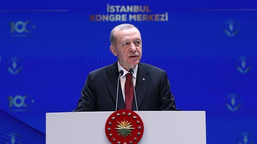 Image de Affaires Etrangères. Le 26 novembre, lors d'un événement marquant la semaine de l'innovation en Turquie, le président turc Recep Tayyip Erdogan a fait une annonce significative concernant les performances économiques de son pays. Au cours de son discours à Istanbul, Erdogan a révélé que les exportations turques pour le mois d'octobre ont atteint un impressionnant total de 254,8 milliards de dollars par rapport à la même période de l'année précédente. Le chef de l'État turc a souligné l'importance de cette réussite économique et a insisté sur la nécessité de redoubler d'efforts pour atteindre les objectifs ambitieux fixés par la Turquie pour le futur. Erdogan a déclaré : "Nous n'avons pas d'autre choix, pour atteindre l'objectif du siècle turc, que de travailler encore plus dur." Il a mis en avant le fait que ces efforts soutenus ont permis d'améliorer la balance courante annuelle de la Turquie de 7,3 milliards de dollars au cours des deux derniers mois, démontrant ainsi une vigueur économique renouvelée. La Turquie, en tant que nation axée sur l'innovation, a également été saluée par Erdogan lors de cet événement. Le président a exprimé son désir de voir le succès de son pays dans le domaine des drones étendu à d'autres secteurs militaires, notamment les systèmes de guerre électronique. Cette déclaration suggère une volonté de modernisation et de renforcement des capacités de défense de la Turquie, reflétant ainsi son engagement envers la sécurité nationale et la protection de ses intérêts. Par ailleurs, Erdogan a abordé des questions internationales en critiquant ouvertement les pays qui ont gardé le silence face aux actions d'Israël dans la bande de Gaza. Il a souligné que la Turquie, tout au long de son histoire, n'a jamais toléré l'oppression, mettant en contraste ceux qui restent silencieux devant les atrocités perpétrées par Israël. Ces développements économiques et politiques soulèvent des questions importantes sur l'avenir de la Turquie, tant sur le plan économique que géopolitique. Comment ces réussites économiques et les aspirations à l'innovation façonnent-elles le rôle de la Turquie sur la scène mondiale? Quels défis et opportunités la Turquie pourrait-elle rencontrer dans la poursuite de ses objectifs ambitieux?