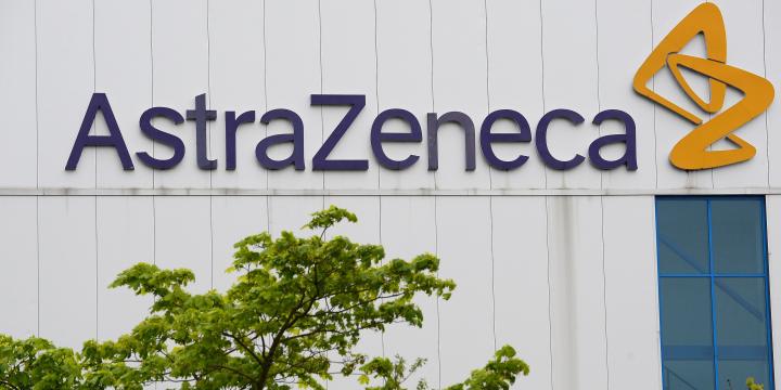 Image de Santé. L'annonce de l'accord de plusieurs milliards de dollars entre AstraZeneca et la société biopharmaceutique chinoise Eccogene a eu un impact significatif sur le cours de l'action de l'entreprise. Cette collaboration stratégique vise à développer un nouveau médicament contre le diabète et l'obésité, marquant une étape importante dans le domaine de la recherche médicale. AstraZeneca, qui s'est distinguée en produisant l'un des premiers vaccins approuvés contre la Covid-19, a publié une mise à jour à l'intention des investisseurs, mettant en avant un revenu total de 33,8 milliards de dollars pour les neuf premiers mois de l'année 2023, affichant une croissance de 5 %. Cette croissance est d'autant plus remarquable compte tenu de la forte baisse des ventes du vaccin Covid-19, qui ont diminué de près de 2,9 milliards de dollars depuis janvier. Cependant, les résultats positifs dans d'autres secteurs ont permis à AstraZeneca de maintenir une trajectoire de croissance positive au troisième trimestre, avec des recettes provenant de médicaments autres que le Covid-19 en hausse de 13 % par rapport à l'année précédente. Le directeur général d'AstraZeneca, Pascal Soriot, souligne que les prévisions pour l'ensemble de l'année ont été revues à la hausse, témoignant de la résilience et de la diversification de l'entreprise. Les nouveaux plans d'investissement dans la recherche et le développement (R&D) de médicaments anti-cancéreux dévoilés par AstraZeneca montrent son engagement continu envers l'innovation. Pascal Soriot met en avant le potentiel du portefeuille de bispécifiques de la société, suggérant qu'ils pourraient remplacer les inhibiteurs de points de contrôle de première génération dans le traitement de divers cancers. Le lancement d'essais de phase 3 de molécules prometteuses au troisième trimestre renforce la perspective d'approbations imminentes de nouveaux médicaments oncologiques. L'accord avec Eccogene représente une étape stratégique majeure pour AstraZeneca. Le versement de 185 millions de dollars à Eccogene marque le début d'une collaboration fructueuse axée sur le développement d'un médicament oral quotidien contre l'obésité et le diabète de type II. La petite molécule ECC5004, agissant comme un agoniste de récepteur, ouvre de nouvelles perspectives en déclenchant une réponse biologique dans le cerveau ou les cellules. La possibilité de transformer un médicament jusqu'ici disponible uniquement par injection en une forme orale représente une avancée majeure. Cet accord s'inscrit dans la tendance croissante de collaborations internationales dans le domaine de la recherche pharmaceutique. AstraZeneca, en s'associant à une société chinoise, cherche à tirer parti des compétences et des ressources complémentaires pour accélérer le développement de solutions thérapeutiques innovantes. La somme significative prévue pour les étapes futures cliniques, réglementaires et commerciales souligne l'engagement financier et stratégique d'AstraZeneca envers le succès de ce partenariat. À la lumière de ces développements, une question cruciale émerge : quelle sera l'impact de ce nouveau médicament sur la gestion mondiale du diabète et de l'obésité, et comment ces avancées contribueront-elles à relever les défis de santé publique à l'échelle mondiale ? L'avenir de la recherche pharmaceutique et des collaborations internationales semble prometteur, mais quelles seront les prochaines percées qui redéfiniront le paysage médical mondial ? La quête de solutions innovantes pour les maladies métaboliques et oncologiques continue, ouvrant la voie à un avenir médical plus prometteur.