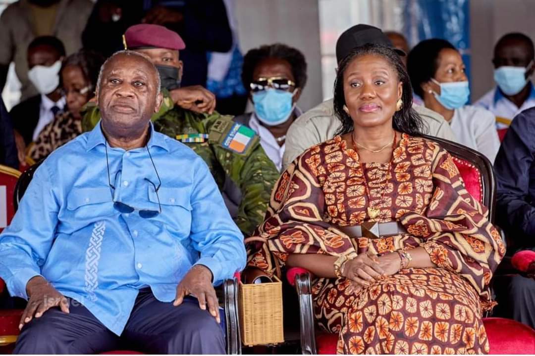 Image de Politique. Le 25 novembre 2023, au stade municipal de Lakota, Laurent Gbagbo, président du Parti des peuples africains-Côte d’Ivoire (Ppa-CI), a présidé la cérémonie d'investiture du nouveau maire, Prince-Arthur Dalli. Le nouveau maire a exprimé sa gratitude envers Laurent Gbagbo pour lui avoir accordé sa confiance en le désignant comme candidat du Ppa-CI aux élections municipales. Il a réaffirmé son engagement ainsi que celui des habitants de Lakota pour une Côte d'Ivoire démocratique. Laurent Gbagbo a rendu hommage à feu le ministre Boga Doudou Émile, soulignant la perte tragique de cet illustre fils de Lakota, victime majeure de la tentative de coup d’État de 2002. Il a ensuite félicité Prince-Arthur Dalli pour sa victoire éclatante et tous les candidats élus sous la bannière du Ppa-CI. Concernant l'actualité, l'ancien Chef de l’État a appelé le gouvernement ivoirien à mettre fin aux arrestations et détentions des opposants à leur gestion. Il a plaidé en faveur de la libération de Steve Bico, arrêté en Mauritanie et extradé, ainsi que celle des membres militants du Ppa-CI et des cadres de Gps actuellement en prison.