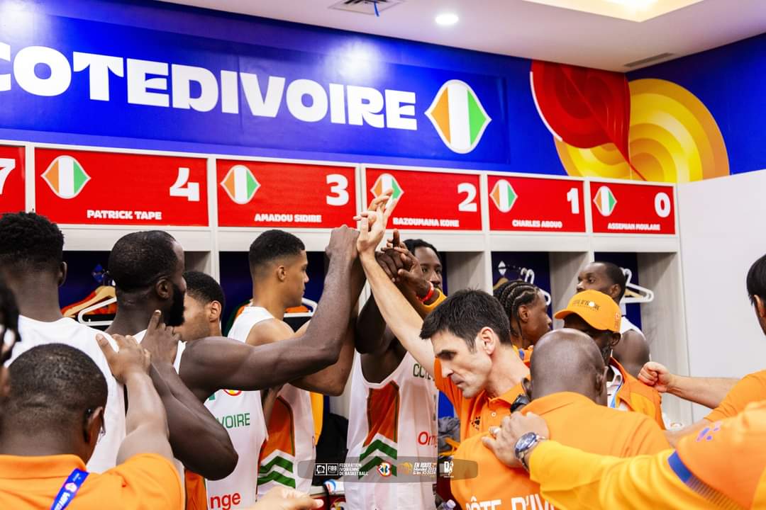 Image de Sport. Le tirage au sort du Tournoi Qualificatif Olympique 2024 a eu lieu le lundi 27 novembre 2023 à Mies, en Suisse. La Côte d'Ivoire a été placée dans le groupe A qui se jouera à Porto Rico. Les Eléphants de Côte d'Ivoire se rendront à San Juan, capitale de Porto Rico, pour tenter d'obtenir leur place aux Jeux Olympiques Paris 2024. Cette décision découle du tirage au sort effectué par Luol Deng, président actuel de la Fédération Sud-Soudanaise de basket-ball, plaçant la Côte d'Ivoire aux côtés du Mexique et de la Lituanie dans le groupe A. Pour se qualifier, la Côte d'Ivoire devra terminer en tête de son groupe, puis affronter le leader du groupe B de San Juan, composé de l'Italie, de Porto Rico (évoluant à domicile) et de Bahreïn. Les Tournois Qualificatifs Olympiques de l'année prochaine se dérouleront entre le 2 et le 7 juillet 2024. Chaque vainqueur de ces tournois obtiendra une place aux Jeux Olympiques de Paris, rejoignant ainsi les sept équipes déjà qualifiées à l'issue de la Coupe du Monde FIBA 2023, ainsi que la France en tant qu'hôte des JO 2024. Résultats du Tirage du TQO 2024 : Espagne (Valence) A : Liban - Angola - Espagne B : Finlande - Pologne - Bahamas Lettonie (Riga) A : Géorgie - Philippines - Lettonie B : Brésil - Cameroun - Monténégro Grèce (Le Pirée) A : Slovénie - Nouvelle Zélande - Croatie B : Egypte - Grèce - Rep. Dominicaine Porto Rico (San Juan) A : Mexique - Côte d'Ivoire - Lituanie B : Italie - Porto Rico - Bahreïn