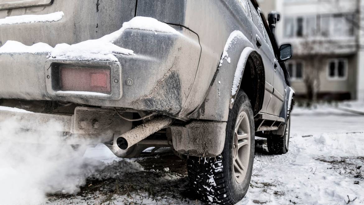 Image de Discussions Voitures. La question de savoir s'il est réellement nécessaire de faire chauffer un moteur diesel pendant 5 minutes est intéressante. Cette pratique, souvent transmise comme une règle immuable, suscite des débats passionnés parmi les conducteurs et les amateurs de voitures. Dans cette réflexion approfondie, je vais explorer l'origine de cette recommandation, démystifier certains mythes qui l'entourent, et partager mon opinion personnelle sur la question. D'abord et avant tout, la tradition de faire chauffer un moteur diesel pendant quelques minutes avant de prendre la route remonte à une époque où les technologies étaient différentes. Les vieux moteurs diesel avaient besoin de temps pour que l'huile atteigne une température optimale de fonctionnement, assurant une lubrification adéquate et réduisant l'usure au démarrage. Cependant, avec les avancées technologiques, cette nécessité s'est atténuée, laissant place à une certaine confusion quant à la pertinence actuelle de cette pratique. La première chose à considérer est la conception moderne des moteurs diesel. Les moteurs actuels intègrent des matériaux plus avancés, des lubrifiants de meilleure qualité et des systèmes de gestion électronique sophistiqués. Ces améliorations ont considérablement réduit le temps nécessaire pour que le moteur atteigne sa température de fonctionnement optimale. Dans de nombreux cas, il est possible de commencer à conduire après seulement quelques instants d'inactivité. Un des mythes les plus persistants est que faire chauffer le moteur pendant une période prolongée prolonge la durée de vie du moteur. Bien que cela puisse avoir été vrai dans le passé, les moteurs modernes sont conçus pour résister aux contraintes du démarrage à froid sans subir de dommages significatifs. Les matériaux et les lubrifiants utilisés aujourd'hui sont formulés pour offrir une protection adéquate même dans des conditions de démarrage à froid. Un autre aspect à considérer est l'efficacité énergétique. Faire tourner un moteur à l'arrêt consomme du carburant sans générer de mouvement significatif. Avec la prise de conscience croissante des enjeux environnementaux, laisser un moteur tourner inutilement contribue à une consommation inutile de carburant et à des émissions supplémentaires. Cependant, il est important de noter que les températures extérieures peuvent jouer un rôle dans cette équation. Dans les climats extrêmement froids, le démarrage à froid peut imposer une charge supplémentaire sur le moteur et la batterie. Dans de telles conditions, faire chauffer le moteur pendant quelques minutes peut faciliter le démarrage et réduire l'usure sur les composants du moteur. Un autre facteur à prendre en compte est le type d'utilisation prévue. Si la voiture est destinée à une conduite en ville avec des arrêts fréquents, il peut être plus efficace de commencer à conduire prudemment après un court temps de chauffe. Cependant, pour une conduite prolongée sur autoroute, le moteur a la possibilité de chauffer progressivement à mesure que la voiture atteint sa vitesse de croisière. Il est également crucial de distinguer entre le chauffage du moteur et le chauffage de l'habitacle. Certains conducteurs font référence au chauffage du moteur comme une pratique visant à réchauffer l'habitacle de la voiture. Cependant, la plupart des véhicules modernes sont équipés de systèmes de chauffage indépendants qui peuvent commencer à fournir de l'air chaud relativement rapidement, même par temps froid. En ce qui concerne mon opinion personnelle, je considère que la nécessité de faire chauffer un moteur diesel pendant 5 minutes est souvent exagérée dans le contexte des technologies actuelles. La plupart des moteurs modernes peuvent être démarrés et conduits prudemment après une courte période de chauffe, ce qui permet d'économiser du carburant et de réduire les émissions inutiles. Cela dit, je reconnais que certaines circonstances, telles que des températures extrêmement basses, peuvent justifier une brève période de chauffe pour faciliter le démarrage du moteur. Il est essentiel d'adapter cette pratique en fonction des conditions météorologiques, du type de conduite prévu et des caractéristiques spécifiques du véhicule. En conclusion, la nécessité de faire chauffer un moteur diesel pendant 5 minutes dépend de plusieurs facteurs, notamment la conception du moteur, les conditions météorologiques et le type d'utilisation prévu. Avec les avancées technologiques, la pratique de laisser un moteur tourner inutilement pendant de longues périodes devient de plus en plus obsolète. En tant que conducteur, il est essentiel de comprendre les besoins spécifiques de son véhicule et d'ajuster les pratiques en conséquence. Et vous, quelle est votre approche en ce qui concerne le chauffage d'un moteur diesel ?