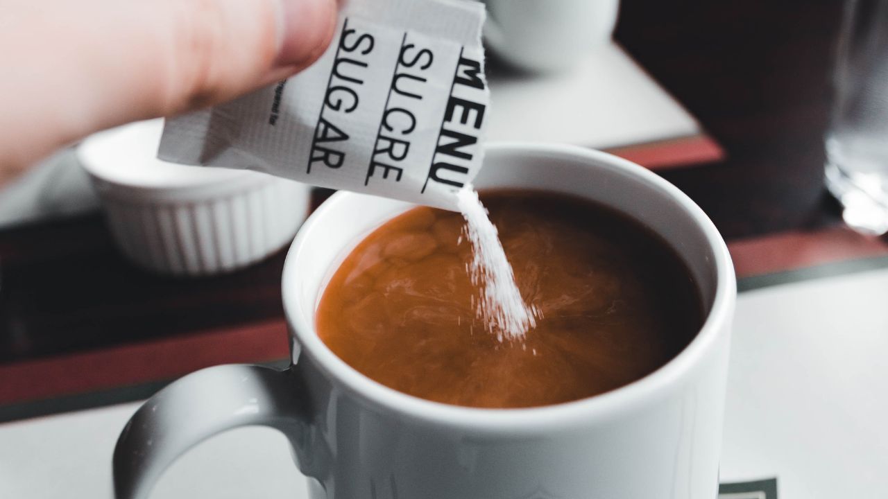 Image de Santé. Lorsqu'il s'agit d'ajouter du sucre à mon café, je me retrouve face à une gamme de choix, chacun offrant une expérience gustative unique. La première option, et sans doute la plus classique, consiste à savourer le café tel quel, sans aucune touche sucrée. C'est une démarche qui met en valeur les nuances naturelles du café, permettant aux arômes complexes de se révéler sans être masqués par la douceur du sucre. Opter pour un café noir, pur et sans édulcorant, c'est embrasser la robustesse et l'authenticité de la boisson. D'un autre côté, il y a ceux qui préfèrent une légère touche de sucre pour adoucir l'amertume du café. C'est ma deuxième option, celle qui me permet de profiter de la richesse du café tout en atténuant son caractère parfois corsé. Ajouter une cuillerée de sucre, que ce soit du sucre blanc, du sucre roux ou même du miel, offre une subtile harmonie entre l'amertume et la douceur, créant ainsi une expérience équilibrée pour les papilles gustatives. Cependant, il y a des moments où le besoin de réconfort appelle une dose plus généreuse de sucre. C'est là que la troisième option entre en jeu : le café sucré. Pour certains, cette variante peut sembler excessive, mais il y a des instants où le réconfort d'une boisson sucrée, parfois presque dessert, crée une sensation chaleureuse et apaisante. Une tasse de café sucré devient alors une escapade douce dans le tumulte quotidien. L'utilisation de substituts du sucre ou d'édulcorants est également une dimension à considérer. Certains optent pour des alternatives plus légères, que ce soient des édulcorants artificiels ou des sucres naturels comme la stévia. Cette option s'inscrit souvent dans une démarche de réduction de la consommation de sucre, tout en préservant la possibilité d'apprécier un café légèrement sucré. Pour ma part, l'inclusion occasionnelle d'édulcorants s'inscrit dans une quête d'équilibre entre plaisir gustatif et considérations nutritionnelles. En abordant cette question, il est également essentiel de tenir compte du type de café. Un espresso intense peut nécessiter moins de sucre qu'un café filtre plus doux. Les variétés de café arabica, avec leurs profils de saveur plus complexes, peuvent se prêter à une dégustation sans sucre, tandis que les cafés plus forts, comme le robusta, peuvent bénéficier d'une légère touche sucrée pour adoucir leur arôme puissant. Un autre élément à considérer est la manière dont le café est préparé. Un café glacé, par exemple, peut sembler plus rafraîchissant avec une touche supplémentaire de sucre, tandis qu'un cappuccino velouté peut nécessiter une quantité moindre pour préserver l'équilibre entre le café et la mousse de lait. Pour moi, la quantité de sucre dans le café devient une expression de ma sensibilité gustative du moment. Il y a des jours où je recherche la simplicité d'un café noir, sans aucune modification de sa nature robuste. D'autres jours, un soupçon de sucre vient ajouter une note subtile de douceur, créant une symphonie harmonieuse de saveurs dans ma tasse. L'heure de la journée influence également ma décision. Le café du matin, fort et revigorant, peut être dégusté avec moins de sucre, tandis qu'un café pris en fin de journée peut s'accompagner d'une dose plus généreuse pour apporter un moment réconfortant avant la nuit. En fin de compte, la quantité de sucre dans le café est une question personnelle, influencée par une myriade de facteurs tels que le type de café, la méthode de préparation, l'humeur du moment et les préférences individuelles. Chaque option, qu'elle soit sans sucre, légèrement sucrée ou généreusement sucrée, offre une expérience unique, une exploration sensorielle qui évolue au fil du temps. L'ajout de sucre au café est bien plus qu'une simple question de goût. C'est une décision personnelle qui reflète notre relation avec cette boisson emblématique. Qu'il s'agisse de préserver l'essence brute du café, d'équilibrer les saveurs avec une touche subtile de sucre, ou de s'offrir un réconfort sucré à travers une tasse doucement sucrée, la quantité de sucre dans le café devient une part intégrante de l'expérience caféinée. Et vous, quelle quantité de sucre ajoutez-vous à votre café, et quelles sont les considérations qui guident votre choix ?