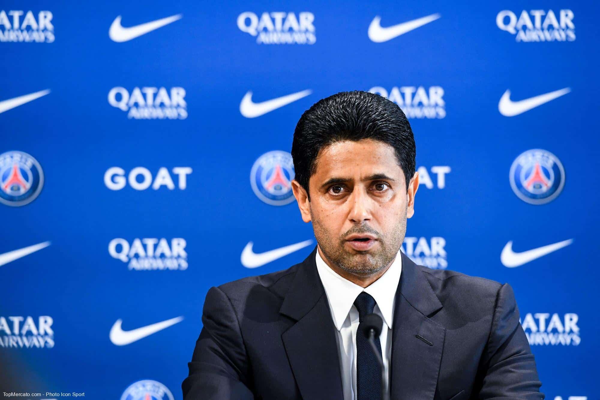 Image de Football. Le retour tant attendu de Nasser al-Khelaïfi au Parc des Princes après une longue absence a suscité de nombreuses interrogations au sein de la communauté sportive et des supporters du Paris Saint-Germain. Récemment opéré du genou en octobre dernier, le président du PSG a été éloigné des tribunes depuis plusieurs semaines, laissant planer le mystère sur les raisons de son absence prolongée. Selon les révélations de RMC Sport, la cause de cette éloignement inhabituel a été une rupture des ligaments croisés survenue lors d'un match de padel avec Marco Verratti. Le jeu de padel, populaire au Qatar, a été le théâtre de cet incident qui a impacté non seulement la participation active de Nasser al-Khelaïfi aux événements du PSG mais a également remis en question son état de santé global. Le fait que cette blessure ait été causée lors d'une activité sportive avec un ancien joueur du club, en l'occurrence Marco Verratti, ajoute une dimension particulière à la situation. Les liens sociaux et les activités extra-professionnelles entre les dirigeants et les joueurs sont courants dans le monde du football, mais la survenue d'une blessure aussi sérieuse souligne les risques inhérents même aux activités récréatives. L'annonce de la blessure de Nasser al-Khelaïfi a sans aucun doute suscité des inquiétudes parmi les supporters du PSG. En tant que figure emblématique et dirigeant influent du club, sa santé est une préoccupation légitime pour ceux qui sont attachés au bien-être du Paris Saint-Germain. La révélation de cette blessure a également éclairci les raisons derrière l'intervention chirurgicale d'octobre dernier, jetant un éclairage sur la gravité de la situation médicale. Le fait que Nasser al-Khelaïfi ait choisi de partager publiquement cette information témoigne de sa transparence, renforçant la confiance de la communauté sportive et des supporters dans la gestion du club. Cependant, cela soulève également des questions sur la sécurité des activités récréatives des personnalités clés du monde du football et sur la nécessité de prendre des précautions, même lors d'événements informels. L'absence de NAK des tribunes du Parc des Princes a certainement été ressentie par les joueurs, le personnel et les supporters. Son retour dans la tribune officielle aux côtés du président de l'UEFA, Aleksander Ceferin, est un moment attendu avec impatience, symbolisant non seulement son rétablissement mais également son engagement continu envers le club. Alors que le PSG se prépare à affronter Newcastle en Ligue des champions, la présence de Nasser al-Khelaïfi dans les tribunes ajoute une dynamique supplémentaire à l'événement. Le soutien du président du club peut avoir un impact significatif sur le moral de l'équipe, renforçant le lien entre la direction et les joueurs sur le terrain. Cependant, la question qui persiste est de savoir comment cette blessure affectera la dynamique au sein du club et la manière dont elle pourrait influencer les futures interactions entre les dirigeants et les joueurs. La révélation de la blessure de NAK souligne la vulnérabilité même des personnalités les plus influentes du monde du football, rappelant que, malgré leur position de pouvoir, ils ne sont pas à l'abri des aléas de la vie, même lors d'activités sportives informelles. En fin de compte, le retour de Nasser al-Khelaïfi sur le devant de la scène au Parc des Princes peut être interprété comme un symbole de résilience et de détermination. Cela souligne également l'importance de la santé physique des dirigeants de clubs de football, non seulement en tant que leaders, mais aussi en tant que modèles pour les joueurs et les supporters. Alors que le PSG continue sa campagne en Ligue des champions, cette expérience pourrait servir de rappel aux acteurs du monde du football sur l'importance de la prudence même dans les moments de détente, et de la nécessité de prendre soin de la santé physique et mentale de tous ceux qui contribuent au succès d'un club.