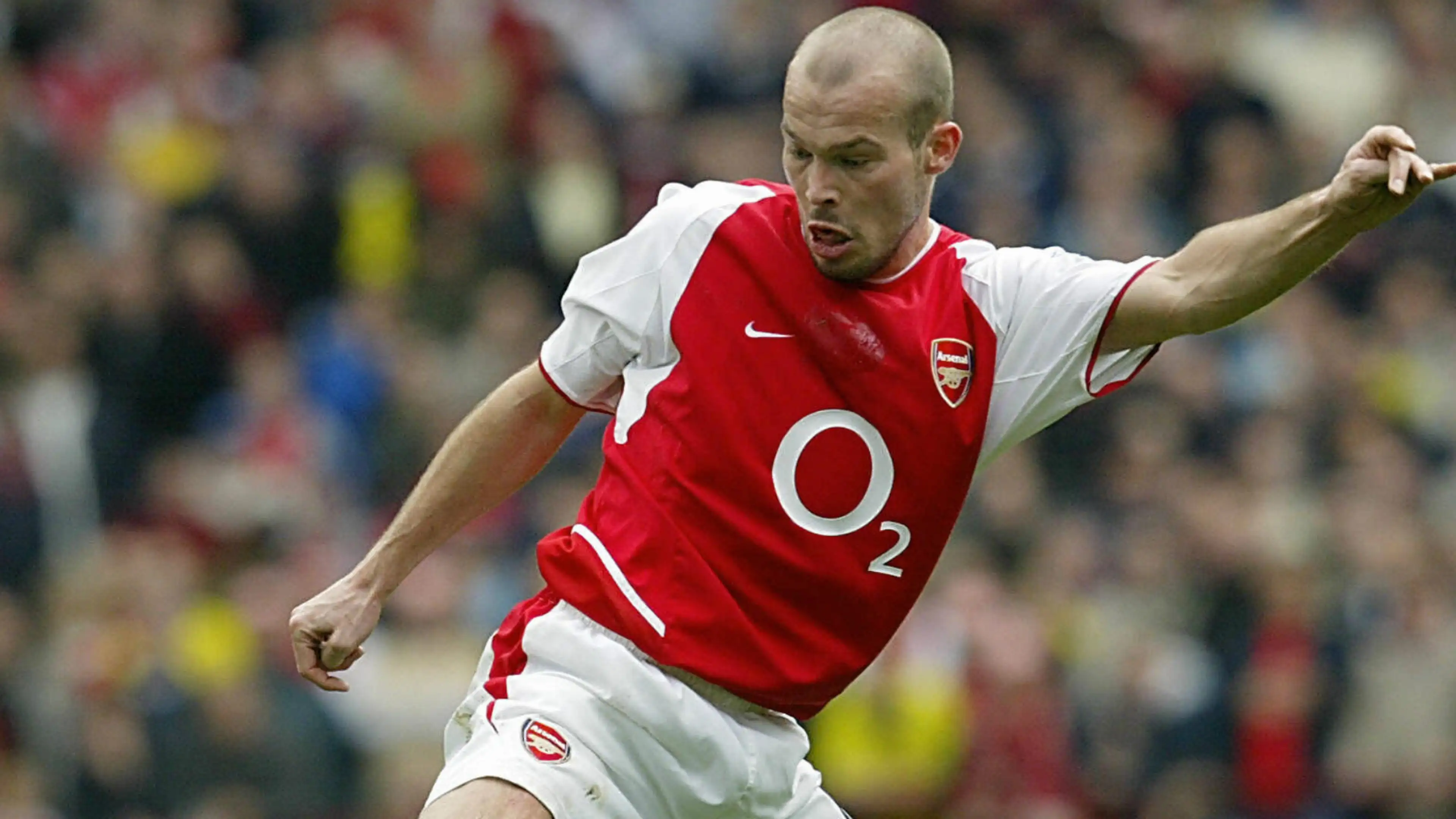 Image de Football. L'ancien ailier emblématique d'Arsenal, Freddie Ljungberg, a récemment ouvert son cœur en admettant que l'échec de son ancien club de la Premier League à remporter la Ligue des Champions constitue le "plus grand regret de sa vie". Cette confession poignante souligne la profondeur de l'impact émotionnel que cette défaite en finale a eu sur le joueur suédois et les membres de l'équipe d'Arsène Wenger qui ont participé à cette campagne mémorable de 2006. Ce moment clé dans l'histoire d'Arsenal a été marqué par la confrontation avec le FC Barcelone en finale de la Ligue des Champions en 2006, où les Gunners ont finalement été vaincus 2-1. L'équipe d'Arsène Wenger comprenait des légendes du football telles que Thierry Henry, Robert Pires, Freddie Ljungberg et Sol Campbell. Le rêve de conquérir l'Europe a été brisé malgré le leadership de Campbell, les buts de Samuel Eto’o et Juliano Belletti ont renversé la situation en faveur du Barça. Ljungberg a exprimé son désarroi face à cette défaite en soulignant l'inexplicable de la situation, compte tenu de la qualité exceptionnelle de l'équipe à l'époque. La seule modification tactique apportée lors de cette finale a été le passage à un système en 4-3-3 pour renforcer le centre, mais un tournant dramatique a eu lieu avec l'expulsion de Jens Lehmann après seulement 20 minutes de jeu. "C'est le seul changement que nous avons fait en finale, mais je peux vous dire que cela me hante encore aujourd'hui. Je suis très déçu, mais c'est notre responsabilité en tant que joueurs. Nous n'étions pas assez bons, nous n'avons pas bien fait. Mais quand vous y pensez, vous avez l'impression que nous aurions dû gagner cela", a déclaré Ljungberg lors de son intervention sur Monday Night Football. Cette déclaration révèle l'impact durable de cette défaite sur les joueurs, soulignant la déception persistante qui persiste même des années après cet événement. L'évocation de cette expérience douloureuse remet en question la nature intrinsèque du sport de haut niveau et la manière dont les moments cruciaux peuvent influencer le récit personnel des athlètes. Le regret de Ljungberg offre également une perspective unique sur le rôle des joueurs dans les événements de cette envergure, soulignant la responsabilité individuelle et collective qui accompagne le fait de participer à des compétitions de calibre mondial. Cette introspection fournit un éclairage sur la complexité émotionnelle des athlètes de haut niveau et suscite la réflexion sur la manière dont ils naviguent dans les hauts et les bas de leur carrière. Alors que Ljungberg partage son plus grand regret lié au football, cela soulève des questions plus larges sur la nature des regrets dans le sport et la manière dont ces moments perdurent dans l'esprit des athlètes. Comment les joueurs gèrent-ils et surmontent-ils ces regrets? Peut-il y avoir une rédemption ultérieure dans la carrière d'un joueur qui a connu une défaite mémorable? Ces interrogations soulignent la profondeur psychologique du sport professionnel et la manière dont les athlètes négocient avec le poids émotionnel de leurs performances passées.