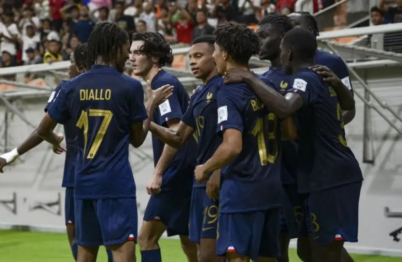 Image de Football. La qualification de la France pour la finale de la Coupe du Monde des moins de 17 ans en Indonésie a été le résultat d'une performance remarquable lors d'une victoire 2-1 contre une équipe malienne déterminée. L'enjeu de cette finale est d'autant plus significatif pour les jeunes joueurs français, qui aspirent à décrocher leur deuxième titre après leur triomphe unique en 2001. L'adversaire dans cette bataille cruciale sera l'Allemagne, une équipe qui a atteint la finale en battant l'Argentine dans une autre demi-finale haletante qui s'est conclue par des tirs au but après un match nul 3-3. Le parcours de la France jusqu'à la finale a été marqué par des défis et des moments de suspense. Lors de la demi-finale contre le Mali, l'équipe a dû faire face à un obstacle dès la première période de blessure lorsque le capitaine malien, Ibrahim Diarra, a marqué le premier but du match. Ce fut un moment inattendu, car c'était le premier but concédé par les jeunes joueurs français dirigés par l'entraîneur Jean-Luc Vannuchi tout au long du tournoi. Cependant, la détermination de l'équipe française s'est manifestée lorsqu'ils ont réussi à égaliser à la 56e minute grâce à une tête précise de Yvann Titi de Troyes. Malheureusement, ce héros momentané a dû quitter le terrain peu de temps après en raison d'une blessure. Le scénario du match a pris un tournant décisif lorsque le Mali s'est retrouvé réduit à dix joueurs après l'expulsion de Souleymane Sanogo pour une faute sur le défenseur Aymen Sadi. Profitant de cette supériorité numérique, Ismail Bouneb de Valenciennes a inscrit le but décisif à la 69e minute, propulsant la France en finale. Bouneb, déjà héros du quart de finale contre l'Ouzbékistan, a une fois de plus prouvé sa valeur en marquant des buts cruciaux dans les moments décisifs du tournoi. Le gardien français Paul Argney du Havre a également joué un rôle crucial dans la victoire en repoussant un coup franc dangereux à la 89e minute. La coordination et la détermination de l'équipe ont été mises à l'épreuve tout au long de ce parcours exigeant, et elles se sont révélées être des atouts essentiels dans la réussite de la France jusqu'à la finale. La finale tant attendue contre l'Allemagne promet d'être un affrontement intense, rappelant la finale du Championnat d'Europe où l'Allemagne a triomphé aux tirs au but après un match nul 0-0. Les enjeux sont élevés pour les jeunes joueurs français qui cherchent à inscrire leur nom dans l'histoire en remportant un deuxième titre de la Coupe du Monde des moins de 17 ans. Comment l'équipe française abordera-t-elle cette confrontation cruciale avec l'Allemagne, et quels joueurs émergeront comme les héros incontestés de cette finale? La réponse reste à découvrir sur le terrain, où se jouera l'histoire de cette compétition majeure du football jeune.