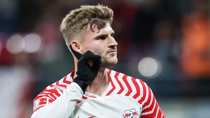 Image de Football. Le désir de Manchester United de signer Timo Werner au cours de la fenêtre de transfert de janvier a généré des spéculations intenses dans le monde du football. Selon des informations provenant de Sky Sport, le club anglais aurait déjà entamé des discussions préliminaires avec le RB Leipzig concernant un possible accord pour l'attaquant allemand. Bien que rien d'officiel n'ait encore été négocié, cette nouvelle a déclenché une série de réactions et de débats parmi les fans, les experts et les observateurs du football. La piste menant à Timo Werner s'avère particulièrement intrigante, car le Real Madrid est également mentionné dans les rumeurs de transfert. Cependant, il est noté que le club espagnol ne semble pas pressé de signer le joueur pour le moment. Cette situation ajoute une dimension supplémentaire à l'histoire, alimentant les spéculations sur le choix potentiel de Werner entre Manchester United et le Real Madrid. Les raisons sous-jacentes du possible départ de Werner de Leipzig sont également examinées de près. Malgré ses performances remarquables dans le passé, le joueur semble insatisfait de sa situation actuelle au sein du club allemand. Ayant débuté seulement deux des huit matchs de Bundesliga cette saison et marqué deux buts, Werner pourrait chercher de nouvelles opportunités pour relancer sa carrière. L'examen du parcours récent de Timo Werner met en lumière son retour au RB Leipzig en 2022, après deux années mitigées à Chelsea. Pendant son passage à Chelsea, Werner a marqué 23 buts en 89 matchs toutes compétitions confondues, mais son expérience en Angleterre ne s'est pas déroulée comme prévu. Ce contexte pourrait expliquer la réticence éventuelle du joueur à revenir en Premier League avec Manchester United, malgré l'intérêt du club. La décision de Werner de patienter jusqu'à la fenêtre de transfert d'été pour envisager un éventuel déménagement suscite également des interrogations. Est-ce une stratégie délibérée pour évaluer toutes les options disponibles ou une indication de son engagement envers le RB Leipzig jusqu'à la fin de la saison en cours ? Ces questions ajoutent une couche de mystère à la saga du transfert de Timo Werner et laissent les supporters en attente de développements futurs. Toutefois, les difficultés potentielles pour Manchester United à persuader Werner de retourner en Premier League ne peuvent être ignorées. Son expérience mitigée à Chelsea et son désir déclaré de lutter pour sa place dans le XI de Leipzig suggèrent que le club anglais pourrait être confronté à des défis importants pour conclure un accord. Les nuances de cette situation complexe font de l'avenir de Timo Werner un sujet de discussion brûlant dans le monde du football. En conclusion, l'éventuelle signature de Timo Werner par Manchester United au cours de la fenêtre de transfert de janvier a captivé l'attention des passionnés de football du monde entier. Les négociations préliminaires avec le RB Leipzig, la présence du Real Madrid dans la course et les motivations de Werner lui-même ajoutent des couches de complexité à cette histoire. Le passé du joueur, ses performances actuelles, et ses intentions futures suscitent des débats animés. Alors que les spéculations persistent, une question demeure en suspens : où sera Timo Werner à la fin de la saison, et quel sera l'impact de ce possible transfert sur sa carrière et sur le paysage du football européen ?