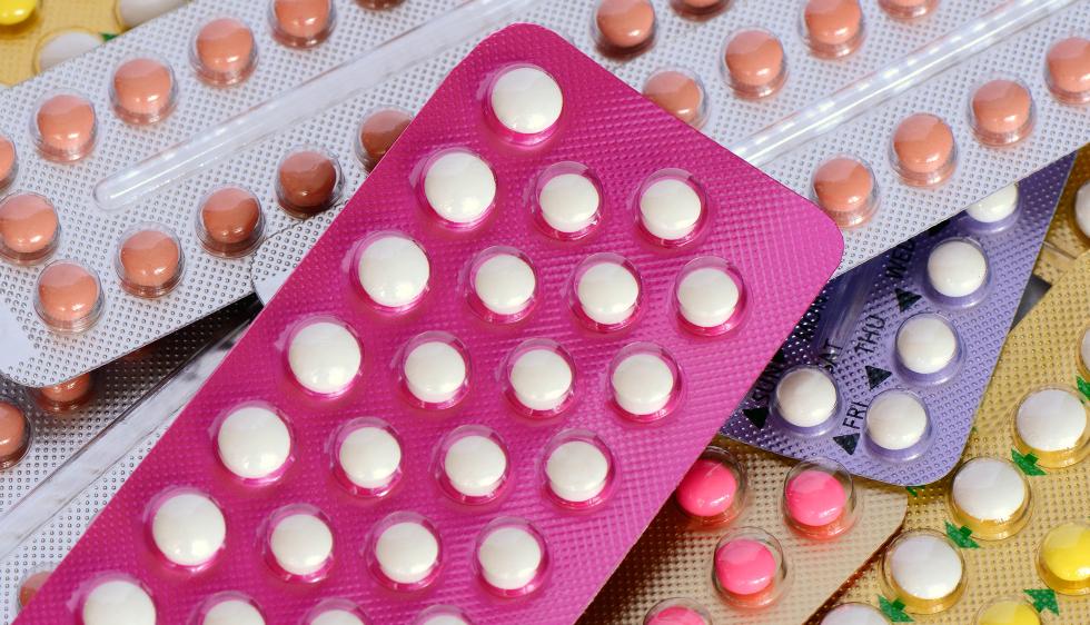 Image de Sexualité. L'oubli de la pilule contraceptive est un événement qui peut semer le doute et l'inquiétude chez de nombreuses femmes. Ce petit comprimé quotidien, souvent pris machinalement, prend une importance démesurée dès lors qu'il est omis. Les conséquences de cet oubli sont souvent à la fois physiques et émotionnelles, donnant naissance à une série de questionnements légitimes. Au cœur de ces interrogations, une préoccupation majeure se dessine : le risque de grossesse imminent. La contraception orale, sous ses différentes formulations, est devenue l'un des piliers de la vie reproductive moderne. Son efficacité repose sur une administration régulière et quotidienne, mais que se passe-t-il lorsque cette routine est interrompue, même ponctuellement ? L'inquiétude surgit, parfois accompagnée d'une multitude de questions. Les femmes se demandent si l'oubli d'une pilule peut réellement entraîner une grossesse, et si oui, dans quelles circonstances. Il est essentiel de comprendre les mécanismes sous-jacents pour évaluer correctement le risque. La pilule contraceptive agit en modifiant les niveaux d'hormones dans le corps, inhibant ainsi l'ovulation et rendant l'utérus moins propice à la nidation d'un œuf fécondé. Lorsqu'une pilule est omise, ce fragile équilibre peut être perturbé, laissant place à une potentielle fécondation. Cependant, la survenue des règles immédiatement après l'oubli de la pilule ajoute une couche complexité au scénario. Les règles, en temps normal, sont le résultat d'un processus physiologique complexe orchestré par le système reproducteur féminin. Elles signalent la non-grossesse et le début d'un nouveau cycle menstruel. Mais que se passe-t-il lorsque les règles apparaissent après un oubli de pilule ? Les explications peuvent être variées. Il est possible que l'oubli n'ait pas compromis l'efficacité contraceptive de manière significative, et que les règles soient simplement le résultat du cycle naturel. Cependant, il existe également la possibilité que la pilule n'ait pas réussi à inhiber l'ovulation comme prévu, conduisant à une grossesse malgré la survenue des règles. L'impact émotionnel de cette situation est indéniable. Les femmes se retrouvent souvent tiraillées entre l'espoir que les règles soient un signe de non-grossesse et la crainte que l'oubli ait pu entraîner une fécondation. Le passage de chaque jour devient une attente anxieuse, teintée d'incertitude quant à l'avenir. Personnellement, je trouve que cette période d'incertitude met en lumière la nécessité d'une éducation approfondie sur la contraception et ses nuances. Les informations disponibles sont souvent fragmentaires, laissant place à des conjectures et des préoccupations inutiles. Une meilleure compréhension des mécanismes contraceptifs et des réponses physiologiques du corps face à un oubli de pilule pourrait contribuer à apaiser les inquiétudes. En conclusion, l'oubli de pilule suivi de règles crée un terrain fertile pour la réflexion et l'interrogation. La complexité des interactions hormonales et physiologiques souligne l'importance d'une approche holistique de la contraception. Les femmes méritent des informations claires et accessibles pour prendre des décisions éclairées sur leur santé reproductive. Alors, comment pouvons-nous améliorer la communication autour de la contraception pour garantir une compréhension approfondie et éliminer les angoisses inutiles ?