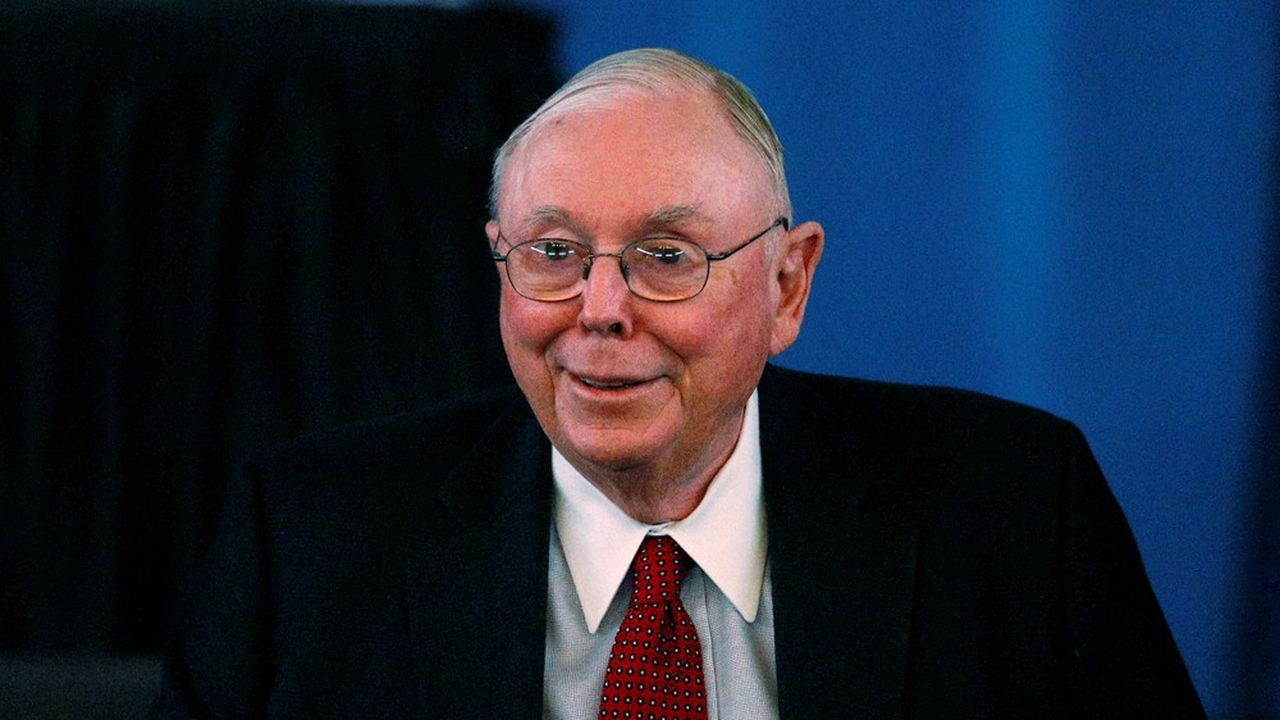 Image de Célébrités. La récente disparition de Charlie Munger, à l'âge vénérable de 99 ans, a déclenché une vague d'hommages et de réflexions sur l'impact significatif qu'il a eu sur l'empire financier qu'est devenue Berkshire Hathaway. En tant que confident de confiance de Warren Buffett, Munger a joué un rôle clé dans le façonnement de la stratégie d'investissement de l'entreprise et dans la prise de décisions cruciales qui ont propulsé Berkshire vers son statut actuel de géant financier. Warren Buffett lui-même a exprimé l'importance cruciale de Munger dans la construction de l'empire financier. "Berkshire Hathaway n'aurait pas pu être construit à son statut actuel sans l'inspiration, la sagesse et la participation de Charlie", a déclaré Buffett, soulignant ainsi l'influence déterminante de Munger dans le succès phénoménal de l'entreprise. La longévité de la collaboration entre Buffett et Munger est elle-même un phénomène remarquable. Depuis 1978, Munger a occupé le poste de vice-président chez Berkshire, travaillant en tandem avec Buffett pour orienter la société vers des choix d'investissement judicieux et des stratégies qui ont généré des rendements exceptionnels pour les actionnaires. Un aspect notable de la relation entre Buffett et Munger était la franchise dont Munger faisait preuve. Connu pour ne pas mâcher ses mots, il n'hésitait pas à exprimer son désaccord lorsque cela était nécessaire, apportant ainsi une dynamique intéressante à leur partenariat. Cette capacité à discuter ouvertement des décisions d'investissement a sans aucun doute contribué à la robustesse de la stratégie de Berkshire. Le monde des affaires a également rendu hommage à Munger. Tim Cook, le PDG d'Apple, a salué Munger comme "un titan d'affaires et un observateur attentif du monde qui l'entoure". La contribution de Munger à Berkshire, notamment dans la gestion des investissements dans des entreprises telles qu'Apple, a laissé une empreinte significative dans le paysage économique. La fortune personnelle de Munger, bien que modeste par rapport à celle de Buffett, était néanmoins estimée à 2,3 milliards de dollars au début de 2023. Cette somme témoigne du succès financier personnel de Munger et de son aptitude à transformer ses compétences en succès financier individuel. La question de la succession chez Berkshire Hathaway prend une importance particulière avec le décès de Munger. Buffett a déjà nommé Greg Abel et Ajit Jain comme présidents supplémentaires, avec Abel désigné comme successeur potentiel. La transition dans la direction de l'entreprise, même avec des figures aussi éminentes que Buffett et Munger, soulève des questions sur la continuité et la capacité de maintenir la trajectoire prospère de Berkshire. Alors que nous honorons la mémoire de Charlie Munger et réfléchissons à son impact colossal, nous devons également envisager l'avenir de Berkshire Hathaway. Comment la perte de Munger influencera-t-elle la dynamique de prise de décision chez Berkshire ? Quels défis et opportunités la succession présente-t-elle pour l'entreprise ? Le legs de Munger continuera-t-il de se faire sentir dans les décennies à venir, ou assisterons-nous à un nouveau chapitre dans l'histoire de Berkshire Hathaway ? La question de l'héritage et de la continuité reste ouverte, appelant à une réflexion approfondie sur le destin de cette icône financière.