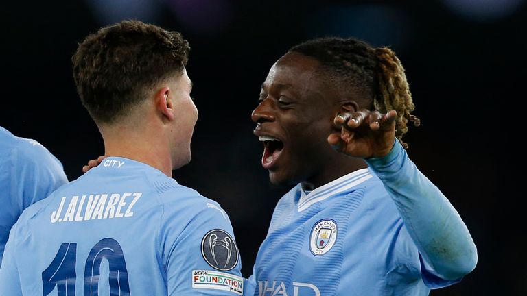 Image de Football. Dans un match palpitant à l'Etihad Stadium, Manchester City a réussi à préserver son invincibilité à domicile en Ligue des champions depuis 2018. Leur victoire 3-2 contre RB Leipzig a été marquée par la performance éblouissante de deux remplaçants, Julian Alvarez et Jérémy Doku, qui ont non seulement changé le cours du match mais ont également mis en lumière leur potentiel pour devenir des démarreurs automatiques cruciaux pour l'équipe de Pep Guardiola. La première mi-temps a été un défi pour City, avec RB Leipzig prenant l'avantage grâce à Lois Openda, qui a marqué deux fois avec des mouvements astucieux et une finition clinique. L'équipe allemande a semblé prête à infliger à City sa première défaite à domicile en Ligue des champions depuis cinq ans. Cependant, l'intervention de Guardiola a été décisive. À la 54e minute, il a fait appel à Alvarez et Doku, remplaçant Jack Grealish et Kyle Walker. Cette décision s'est avérée être un tournant majeur. Alvarez a joué un rôle crucial dans l'égalisation d'Erling Haaland, tandis que Doku a apporté un rythme dynamique et une créativité qui ont changé la dynamique du jeu. La complémentarité de ces deux joueurs a été évidente lorsque Alvarez a marqué le but décisif à la 87e minute avec l'aide de Doku. Cette victoire signifie que City termine en tête de son groupe pour la septième année consécutive, assurant ainsi un tirage favorable pour les huitièmes de finale. L'impact immédiat de Doku dans l'équipe est particulièrement notable. Souvent, les nouvelles recrues à City mettent du temps à s'adapter au style de jeu exigeant de Guardiola, mais Doku semble avoir trouvé sa place rapidement. Son style de jeu direct et sa rapidité offrent une dimension différente à l'attaque de City, ajoutant une menace constante aux défenses adverses. Alvarez, quant à lui, a démontré sa polyvalence en jouant un rôle crucial derrière Haaland en tant que numéro 10, créant des liens entre le milieu de terrain et l'attaque. Sa contribution à l'égalisation et son but décisif soulignent son habileté à être un joueur clé dans des situations cruciales. Cette victoire, bien que saluée, soulève également des questions sur la performance globale de City en première mi-temps. Guardiola a admis que l'équipe aurait pu mieux jouer et a souligné des erreurs défensives coûteuses. Le manager espagnol souligne la nécessité de gagner des duels et d'améliorer la concentration, des aspects cruciaux pour un club visant la victoire en Ligue des champions. Alors que City célèbre cette qualification, la question demeure : comment l'équipe peut-elle maintenir son niveau de performance élevé tout au long de la compétition, en particulier contre des adversaires plus redoutables ? La contribution d'Alvarez et Doku souligne la profondeur du banc de Guardiola, mais la clé réside dans la cohérence et la constance, des qualités nécessaires pour décrocher le prestigieux trophée de la Ligue des champions. La route vers le sommet est pavée de défis, et la question persistante est de savoir si City peut surmonter ces obstacles pour s'affirmer comme la meilleure équipe d'Europe.