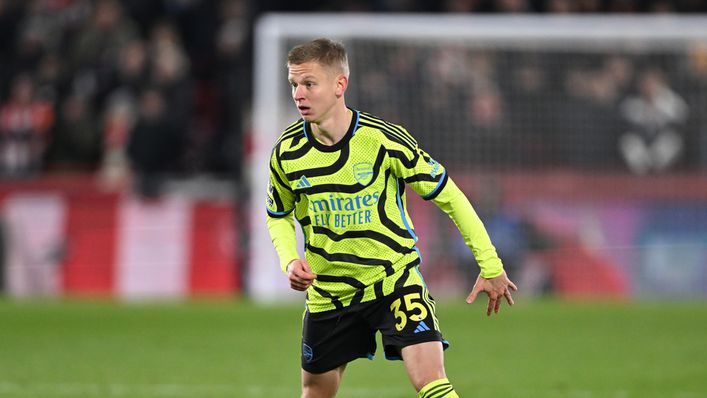 Image de Football. Oleksandr Zinchenko, sous le feu des critiques à Arsenal, a brillé récemment. Sa polyvalence en tant qu'ancien milieu de terrain reconverti en arrière gauche par Pep Guardiola offre une dynamique intéressante au jeu d'Arsenal. Malgré ses atouts indéniables en termes de passes, de livraisons, et de possession, des inquiétudes persistent quant à sa fiabilité défensive. Mikel Arteta a utilisé intelligemment l'international ukrainien, lui permettant de se classer parmi les meilleurs dans plusieurs statistiques clés, notamment les passes complétées, les livraisons dans le dernier tiers, et les touches totales par 90 minutes. Cependant, la propension de Zinchenko à jouer haut sur le terrain peut laisser des espaces exploitables pour les adversaires. La compétition avec Takehiro Tomiyasu pour le poste d'arrière gauche a été un facteur récent. Bien que Tomiyasu soit une option solide et a été nommé Joueur du mois d'Arsenal en octobre, Zinchenko a répondu avec force lors des récents affrontements contre Burnley et Brentford. Arteta a salué son engagement défensif et sa contribution à la fluidité offensive de l'équipe. L'avenir de Zinchenko à Arsenal dépendra de sa constance dans ses performances défensives. La décision d'Arteta de le laisser sur le banc à certains moments semble avoir eu un impact positif, stimulant la détermination du joueur de 26 ans à regagner une place de titulaire. Alors qu'Arsenal se prépare pour un défi crucial en Ligue des champions contre Lens, Zinchenko doit prouver qu'il peut être une pièce maîtresse fiable de la défense des Gunners. La profondeur de l'effectif d'Arsenal offre une concurrence féroce, mais Zinchenko voit cela comme un signe positif et est convaincu que l'équipe a un avenir brillant. Sa déclaration sur le travail acharné de l'équipe, du personnel d'entraîneurs, et de l'énergie des fans souligne la détermination collective à réussir. Alors que Zinchenko s'apprête à disputer des matches cruciaux, la question persiste : sera-t-il capable de maintenir sa forme impressionnante et de dissiper tout doute quant à sa place essentielle dans l'équipe des Gunners ?