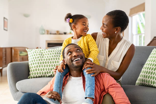 Image de Famille. La question de la relation avec mes parents est une réflexion profonde qui m'amène à explorer les divers aspects de ce lien fondamental. Il s'agit d'une dynamique complexe façonnée par des années d'interactions, d'apprentissages et de croissances communes. La première chose qui me vient à l'esprit est l'influence de la relation parentale sur la construction de ma personnalité. Nos parents sont souvent nos premiers modèles, façonnant nos valeurs, nos croyances et notre compréhension du monde. C'est une influence profonde qui persiste à travers les différentes étapes de la vie. Il est également intéressant d'analyser les différentes phases de cette relation. L'enfance, par exemple, est marquée par une dépendance totale envers les parents. C'est une période où l'amour et la sécurité qu'ils fournissent sont essentiels à notre développement émotionnel. À mesure que nous grandissons, la dynamique évolue, et des éléments tels que l'indépendance, la confiance et la communication prennent de l'importance. La communication joue un rôle crucial dans toute relation, y compris celle avec mes parents. L'ouverture et la compréhension mutuelle sont des éléments clés pour maintenir une relation saine. Cela implique non seulement de partager des nouvelles et des événements de la vie quotidienne, mais aussi de discuter de sujets plus profonds, tels que les aspirations, les peurs et les rêves. Cependant, il est important de reconnaître que toutes les relations parentales ne sont pas parfaites. Des conflits peuvent survenir, parfois en raison de divergences d'opinions, de différences générationnelles ou même de malentendus. Ces défis peuvent être l'occasion de développer des compétences essentielles telles que la résolution de conflits et la patience. L'évolution des relations familiales est également perceptible à travers les différentes étapes de la vie. Alors que l'adolescence peut être une période de tension et de recherche d'indépendance, l'âge adulte peut être marqué par une redéfinition des rôles et une appréciation plus profonde des sacrifices et des enseignements transmis par les parents. En ce qui me concerne, ma relation avec mes parents a connu des hauts et des bas, mais elle a été une source constante de soutien et d'amour. Les moments de compréhension mutuelle ont renforcé nos liens, tandis que les défis ont été des opportunités d'apprentissage. La communication ouverte a été le fil conducteur qui a permis de surmonter les obstacles et de créer une relation durable. La reconnaissance des sacrifices faits par mes parents pour me fournir des opportunités et un soutien émotionnel a renforcé mon respect envers eux. Cela a également alimenté ma volonté de maintenir une relation positive et enrichissante. En conclusion, la relation avec mes parents est un voyage continu de croissance et de découverte. C'est un lien qui évolue avec le temps, nécessitant un investissement constant en communication, compréhension et amour mutuel. Quel que soit le type de relation que chacun entretient avec ses parents, il est essentiel de reconnaître sa valeur et de s'efforcer de la nourrir. Et vous, comment décririez-vous votre relation avec vos parents et quelles leçons avez-vous tirées de cette expérience ?