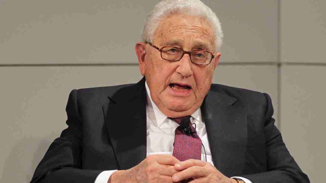 Image de Affaires Etrangères. Henry Kissinger, l'éminence grise de la politique mondiale, nous a quittés à l'âge de 100 ans, laissant derrière lui un héritage complexe et controversé. Au-delà de sa longévité remarquable, la vie de Kissinger a été marquée par son influence profonde sur la scène internationale, sculptant le monde d'après la Seconde Guerre mondiale. Sa disparition a été annoncée par son cabinet de conseil, Kissinger Associates, dans un communiqué sobre. Les détails entourant sa mort, cependant, n'ont pas été divulgués, laissant le public spéculer sur les circonstances entourant la fin de cet homme d'État prolifique. Né en Allemagne dans une famille juive qui a fui le régime nazi, Kissinger a ensuite émigré aux États-Unis et a grandi à New York. Cette expérience personnelle a sans aucun doute influencé sa vision du monde et sa compréhension des relations internationales. Son parcours académique exceptionnel l'a conduit à devenir un érudit émérite, mais c'est sa carrière politique qui a vraiment laissé une empreinte indélébile. L'un des chapitres les plus remarquables de la carrière de Kissinger a été sa diplomatie secrète avec la Chine. Cherchant à briser l'étau de la Guerre froide, il a orchestré la rencontre historique entre le président Richard Nixon et le leader chinois Mao Zedong en 1972. Cette ouverture à la Chine a transformé le pays isolé en une superpuissance mondiale, définissant les dynamiques géopolitiques contemporaines. Cependant, cette réalisation a été éclipsée par les critiques acerbes adressées à Kissinger pour sa philosophie de realpolitik. Sa propension à mettre en avant les intérêts nationaux au détriment des considérations morales a conduit à des résultats désastreux dans plusieurs régions du monde. Les archives déclassifiées ont révélé son rôle dans le renversement du président élu du Chili, Salvador Allende, en faveur du dictateur Augusto Pinochet en 1973. De même, son soutien à l'Indonésie lors de l'invasion du Timor oriental en 1975 a été marqué par l'indifférence envers les atrocités commises. Kissinger a également été critiqué pour son silence sur les massacres au Pakistan pendant la guerre d'indépendance du Bangladesh en 1971. Dans chacun de ces cas, les intérêts géopolitiques américains semblaient primer sur les droits de l'homme et la justice. Sa gestion du retrait américain du Vietnam, marquée par des bombardements secrets au Laos et au Cambodge, a également été entachée par des conséquences dévastatrices. Les Khmers rouges, génocidaires notoires, ont émergé dans le sillage de ces actions, laissant un héritage sanglant qui continue de hanter la région. Malgré ces controverses, Kissinger a été honoré du prix Nobel de la paix pour son rôle dans les négociations visant à mettre fin à la guerre du Vietnam. Cependant, cette récompense a suscité des débats considérables, certains considérant qu'elle était incompatible avec les actions réelles de Kissinger sur la scène mondiale. Sa carrière a également été marquée par une alliance inhabituelle avec le président Gerald Ford, où Kissinger a occupé simultanément les postes de secrétaire d'État et de conseiller à la sécurité nationale. Cette période tumultueuse a coïncidé avec le scandale du Watergate, qui a précipité la chute de Nixon. Au-delà de sa carrière politique, Kissinger a incarné l'intellectuel qui s'engage dans l'arène politique. Sa stature imposante, ses lunettes épaisses et son accent allemand ont fait de lui un personnage emblématique de la diplomatie américaine. Malgré son rôle sérieux sur la scène mondiale, Kissinger a également été un homme public intrigant, associé à des cercles sociaux divers. Sa réputation de séducteur, souvent qualifié d'"aphrodisiaque ultime", contraste avec son image austère d'homme d'État. Il laisse derrière lui une famille endeuillée, y compris sa femme de près de 50 ans, Nancy, ainsi que des enfants et petits-enfants. Alors que le monde réfléchit sur son héritage complexe, une question persiste : quel sera le véritable impact de la realpolitik de Kissinger sur la marche future des affaires mondiales ? Sa disparition marque-t-elle la fin d'une ère ou le début d'une nouvelle perspective diplomatique ?