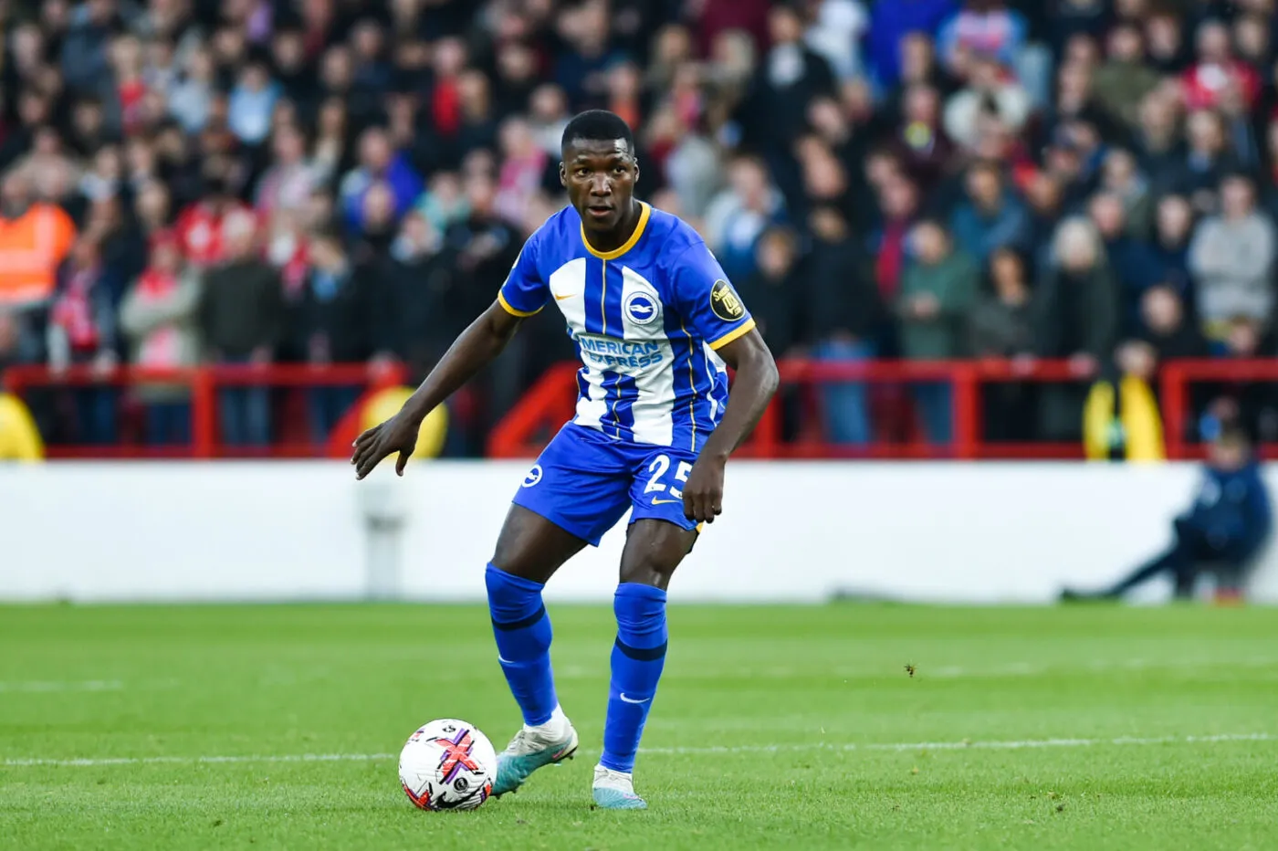 Image de Football. Le face-à-face entre l'AEK Athènes et Brighton dans le cadre de la Ligue Europa suscite un intérêt accru, notamment en raison des conseils de paris éclairés de James Mason. Ces conseils, englobant des sélections telles que Brighton gagnant avec les deux équipes marquant à 23/10, Steven Zuber ayant plus de 0,5 tirs cadrés à 59/50, et un constructeur de paris audacieux à 33/1, reflètent une analyse approfondie du jeu. Brighton se trouve à portée des éliminatoires, et une victoire à Athènes confirmerait au moins une place dans le top deux. Leur style de jeu dynamique, illustré par une séquence impressionnante de 17 matchs consécutifs où ils ont marqué et encaissé, offre un spectacle captivant. Cependant, leur difficulté à garder une feuille blanche à l'extérieur et une rencontre précédente à cinq buts contre l'AEK soulignent l'ouverture à un résultat similaire. De l'autre côté, l'AEK arrive en confiance après des victoires consécutives. Cependant, leurs performances en Ligue Europa ont été inconstantes, avec une seule victoire sur les 12 derniers matchs. La confrontation promet des buts, avec neuf des derniers matchs de l'AEK en Europa League voyant les deux équipes marquer. Les conseils spécifiques de Mason s'appuient sur des éléments clés. Zuber, avec sa forme impressionnante, est identifié comme une menace majeure pour Brighton, particulièrement en l'absence de certains joueurs défensifs blessés. La perspective d'un affrontement fougueux est renforcée par les antécédents de cartons jaunes entre les deux équipes, offrant des opportunités de paris, notamment sur Joao Pedro, auteur de quatre buts en Europa League. Cependant, ces conseils ne sont pas à l'abri de changements. Les blessures, les suspensions et d'autres facteurs peuvent influencer le déroulement du match. Les parieurs devraient rester informés des dernières mises à jour avant de placer leurs paris. En conclusion, le match AEK Athènes vs Brighton s'annonce comme un spectacle enlevant, avec des conseils de paris qui offrent une perspective intrigante. Comment pensez-vous que ces conseils se concrétiseront sur le terrain? Quels autres facteurs pensez-vous être cruciaux pour le résultat du match?