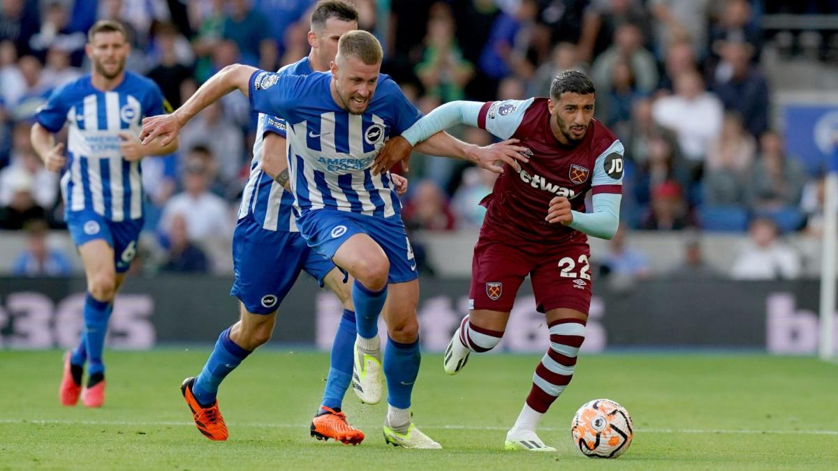 Image de Football. Le 30 novembre, dans le cadre de la Ligue Europa, l'équipe de West Ham United a décroché une victoire cruciale contre Backa Topola en Serbie, consolidant ainsi sa position en tête du Groupe A. Le seul but du match a été inscrit par Tomas Soucek en toute fin de rencontre, marquant ainsi les trois points essentiels. L'affrontement a été marqué par une défense solide des deux côtés, le match étant plutôt terne jusqu'au moment décisif. Soucek, se libérant de son défenseur, a réussi à trouver le fond des filets avec une précision impressionnante. Cette victoire place West Ham en tête du classement avec 12 points, à égalité avec l'allemand Freiburg, qui accueillera l'équipe d'Angleterre lors de la dernière journée du groupe. Ailleurs, l'équipe allemande Freiburg a connu une performance éclatante avec un triplé de Michael Gregoritsch, remportant une victoire convaincante de 5-0 contre l'Olympiakos. Cette performance a propulsé Freiburg à la deuxième place du groupe A, consolidant leurs chances de progression dans la compétition. Brighton & Hove Albion a également brillé avec une victoire cruciale de 1-0 contre l'AEK Athens, assurant ainsi leur place parmi les deux premiers du Groupe B. Joao Pedro a été le héros du jour, marquant sur penalty en deuxième mi-temps. Cette victoire représente une revanche pour Brighton, qui avait subi une défaite face aux Grecs lors de leur match d'ouverture. La route vers les seizièmes de finale pourrait être confirmée pour Brighton dès jeudi prochain, à condition que l'Olympique de Marseille ne parvienne pas à battre l'Ajax Amsterdam. Le match crucial entre Brighton et Marseille dans le dernier match de groupe ajoutera une dose supplémentaire de suspense à cette compétition. Dans le Groupe C, le Sparta Prague a pris l'ascendant avec une victoire 1-0 contre le Real Betis, marquée par le but décisif de Lukas Haraslin en deuxième mi-temps. Le résultat final dépendra également du match entre les Rangers et Aris Limassol pour déterminer les deux premières places du groupe. Atalanta a assuré sa place en seizièmes de finale en terminant en tête du Groupe D avec 11 points après un match nul 1-1 contre le Sporting Lisbon, qui se maintient à la deuxième place avec huit points. Le Stade Rennais a pris la tête du Groupe F avec une victoire convaincante de 2-0 sur Maccabi Haïfa. Villarreal, actuellement deuxième, cherchera à confirmer sa place dans les 16 derniers s'ils parviennent à battre Panathinaikos. La journée a été riche en rebondissements et en performances mémorables. Les équipes se battent pour chaque point, et la compétition s'intensifie à l'approche des phases éliminatoires. Quelles équipes pensez-vous voir briller lors des prochains matchs, et quelles surprises la Ligue Europa nous réserve-t-elle cette saison?