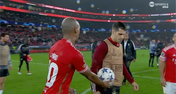 Image de Football. Joao Mario, l'ancien prêteur de West Ham, a captivé les amateurs de football avec une performance éblouissante lors du récent match de la Ligue des Champions où il a inscrit un triplé. Cependant, ce qui aurait pu être un moment de gloire a été marqué par une scène inattendue lorsque le joueur de 30 ans a jeté furieusement le ballon de match après le match. Actuellement en prêt chez les champions portugais Benfica, Joao Mario a donné un nouvel élan à son équipe qui, avant ce match, avait subi quatre défaites consécutives dans la compétition et se trouvait au bas du groupe D. Dès les premières minutes du match, Joao Mario a ouvert le score avec une superbe frappe en demi-volée de l'intérieur de la zone. Il a ensuite enchaîné avec un deuxième but en quelques minutes, scellant son triplé juste après la demi-heure de jeu. Malgré cette performance exceptionnelle, Joao Mario a affiché une frustration évidente après le match. Son coéquipier, Casper Tengstedt, lui a remis le ballon de match en reconnaissance de son triplé, mais au lieu de le conserver comme un souvenir, Joao Mario l'a jeté avec déception sur le terrain. Cette réaction peut sembler surprenante au premier abord, surtout après une telle réalisation individuelle. Cependant, elle prend tout son sens lorsque l'on considère le dénouement du match. Bien que Benfica semblait sur le point de remporter leur premier match de la campagne de la Ligue des champions, une résurgence en deuxième mi-temps de l'Inter a conduit à un match nul. Les buts de Marko Arnautovic et Davide Frattesi dans les 15 premières minutes après la pause ont contrecarré les efforts de Joao Mario, laissant Benfica en attente de la victoire. Cette tournure inattendue du match peut expliquer la frustration de Joao Mario, qui aurait souhaité que son triplé soit couronné par une victoire pour son équipe. Alors que les performances individuelles exceptionnelles sont dignes de célébration, le football est un sport d'équipe où le résultat final prime souvent sur les exploits personnels. Joao Mario a peut-être jeté le ballon de match avec frustration, mais cela souligne également l'importance du succès collectif dans le monde du football. Quels sont vos sentiments sur la réaction de Joao Mario après le match? Pensez-vous que sa frustration est justifiée, étant donné le résultat final du match? Comment cela pourrait-il influencer l'équipe et le joueur à l'avenir?