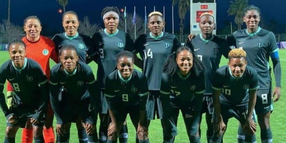 Image de Football. Lors du dernier tour de qualification pour la Coupe d'Afrique des Nations Women’s 2024, les Super Falcons du Nigeria ont marqué les esprits en remportant une victoire retentissante de 5-0 contre le Cap-Vert au stade OMK Abiola. Dès le coup d'envoi, les Super Falcons ont imposé leur supériorité, dictant le rythme du match et créant une multitude d'opportunités de marquer. Première Mi-Temps Éclatante La domination des Super Falcons s'est rapidement traduite en succès palpable. À la septième minute, Uchenna Kanu a brisé l'impasse, déclenchant une explosion de joie dans les tribunes. Gift Monday a ensuite doublé l'avance à la 25e minute, capitalisant sur une offensive bien orchestrée vers le but. Avant la mi-temps, Kanu a complété son doublé avec une finition éblouissante grâce à une assistance de Toni Payne, portant le score à 3-0 en faveur de l'équipe locale. Dynamisme en Seconde Période Le deuxième acte a vu l'entraîneur des Super Falcons, Justin Madugu, effectuer des remplacements tactiques stratégiques. Les entrées d'Esther Onyenezide et d'Esther Okoronkwo pour Peace Efih et Gift Monday, respectivement, ont apporté une nouvelle énergie à l'équipe. Okoronkwo a immédiatement eu un impact significatif en marquant un superbe but à la 66e minute, grâce à un centre précis d'Esther Akudo Ogbonna. Sa lancée se poursuit à la 77e minute, ajoutant un autre but à son compteur personnel et scellant une victoire 5-0 éclatante pour les Super Falcons. Perspectives pour la Coupe d'Afrique des Nations Women’s 2024 Avec cette performance exceptionnelle, les Super Falcons ont non seulement pris une avance impressionnante dans la double confrontation avec le Cap-Vert mais ont également affirmé leur position en tant que prétendants sérieux pour la Coupe d'Afrique des Nations Women’s 2024 au Maroc. Leur prochaine étape les mènera à Praia le 5 décembre, où ils chercheront à compléter le doublé et à garantir leur place dans le tournoi continental avec éclat. En tant que passionné de football, voir les Super Falcons dominer de manière aussi éclatante est une source de fierté. Cette victoire démontre la qualité exceptionnelle de notre équipe nationale féminine et renforce l'espoir pour une performance remarquable à la Coupe d'Afrique des Nations Women’s 2024. Les Super Falcons ont-elles ce qu'il faut pour aller jusqu'au bout? Quels éléments clés de leur jeu vous ont impressionné?