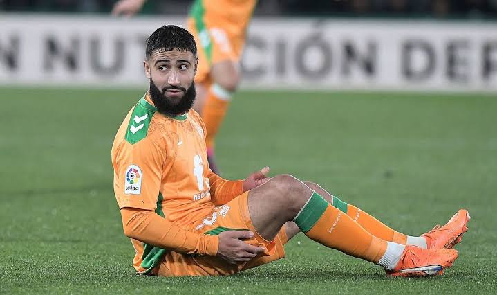 Image de Football. L'année 2023 a été pleine de défis pour Nabil Fekir, le talentueux joueur du Real Betis. Après une période difficile marquée par des revers de blessures, son retour sur le terrain a suscité à la fois l'enthousiasme et l'inquiétude parmi les supporters et ses coéquipiers. La saga de son retour a débuté plus tôt cette année, après une longue absence de neuf mois en raison de divers problèmes physiques. L'attente était palpable lorsque Fekir a finalement fait son retour en tant que remplaçant lors du match contre Majorque plus tôt ce mois-ci. Cependant, cette réjouissance a été éphémère, car une nouvelle blessure à la hanche l'a contraint à quitter le terrain, ajoutant une nouvelle couche de complexité à son parcours de récupération. Les apparitions suivantes de Fekir sur le banc contre Aris Limassol, Las Palmas et son premier départ contre le Sparta Prague ont été marquées par une prudence compréhensible. Les regards étaient rivés sur sa performance, sur la manière dont il naviguerait à travers les défis du jeu après une période prolongée d'absence. Cependant, le match contre le Sparta Prague a pris une tournure décevante, Betis concédant une défaite 1-0 et Fekir ne jouant que les 45 premières minutes. Selon les informations d'Estadio Deportivo, la raison de sa sortie anticipée a été une blessure à la hanche, survenue après un contact avec un joueur de l'équipe adverse. Cette nouvelle blessure a naturellement suscité des inquiétudes quant à la fragilité physique de Fekir et à sa capacité à maintenir une présence constante sur le terrain. Malgré cette série de revers, il existe un optimisme prudent au sein du club et parmi les fans. L'idée que la forme physique de Fekir pourrait s'améliorer avec le temps et qu'il retrouvera bientôt sa pleine puissance offre une lueur d'espoir. Les supporters, qui attendent avec impatience le retour en force de l'une de leurs stars préférées, espèrent que les récentes complications ne sont que des obstacles temporaires dans le parcours de Fekir vers la pleine récupération. Le retour de Nabil Fekir en 2023 reste une histoire en évolution, pleine de rebondissements et d'émotions contrastées. Alors que les doutes persistent quant à sa résilience physique, l'optimisme persiste quant à son potentiel de retrouver son meilleur niveau. En tant que fervent admirateur de Fekir ou simple observateur du monde du football, quelles attentes avez-vous pour la suite de sa carrière? Comment voyez-vous son impact sur le Real Betis et au-delà?