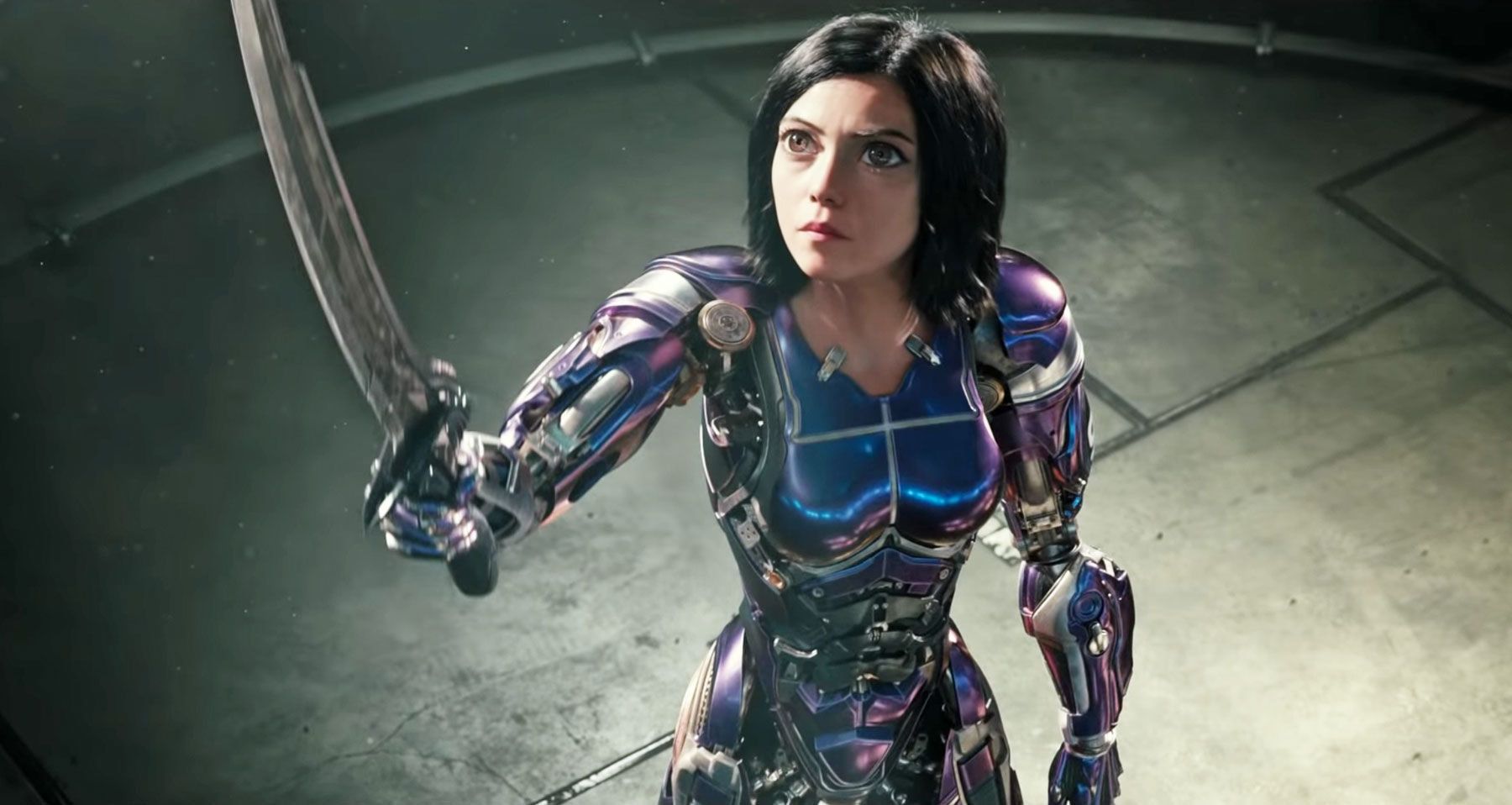 Image de Jeux Vidéo. Les amateurs de science-fiction attendaient avec impatience la suite de l'épopée cyberpunk, Alita : Battle Angel, mais des nuages d'incertitude obscurcissent l'horizon de cette franchise tant aimée. Le film, adapté du manga Gunnm de Yukito Kishiro et sorti en 2019, a rencontré des défis significatifs tant sur le plan financier que critique. Alors que James Cameron, le cerveau derrière le projet, exprime son désir de donner vie à une suite, les obstacles, en particulier ceux imposés par Disney, propriétaire actuel de la Fox, pourraient bien faire dérailler ce projet ambitieux. Alita : Battle Angel - Entre Succès Relatif et Doutes Persévérants Alita : Battle Angel n'a pas connu le triomphe escompté au box-office, engrangeant seulement 400 millions de dollars pour un budget estimé à 170 millions. De plus, les critiques mitigées, avec un score de 62 % sur Rotten Tomatoes, ont jeté une ombre sur la réussite du film. L'idée originale de James Cameron a été confiée à Robert Rodriguez pour la réalisation, ce dernier ayant pris les rênes tandis que Cameron se concentrait sur son projet colossal, Avatar. Malgré ses résultats financiers relativement modestes, James Cameron, le réalisateur de Titanic et d'Avatar, a manifesté son attachement au projet Alita. Il a exprimé son désir de donner vie à une suite, mais les défis qui se dressent sur le chemin de cette ambition sont notables, en particulier avec la nouvelle donne introduite par l'acquisition de la Fox par Disney. Disney, un Obstacle de Taille L'acquisition de la 20th Century Fox par Disney a changé la donne pour de nombreux projets en cours, y compris la possibilité d'une suite pour Alita : Battle Angel. Les résultats financiers du premier film, associés à la nouvelle direction de Disney, rendent incertaine la perspective de voir une suite approuvée. Robert Rodriguez lui-même a partagé cette préoccupation en indiquant à Collider que Disney, avec sa vision axée sur la rentabilité, pourrait hésiter à donner le feu vert à une suite potentiellement moins lucrative. James Cameron, néanmoins, a laissé entendre dans une interview accordée à Forbes que le projet Alita 2 est en cours. Il a évoqué son travail sur les nouveaux films Alita : Battle Angel, confirmant ainsi que le projet n'est pas abandonné. Cependant, les propos de Jon Landau, producteur impliqué dans le premier film, suggèrent que la réalisation d'Alita 2 pourrait être encore à un stade préliminaire. Les Avancées Incertaines d'Alita 2 Bien que James Cameron ait évoqué son engagement envers Alita 2, les informations provenant de Jon Landau semblent indiquer que le projet pourrait ne pas être aussi avancé qu'on pourrait le croire. La mention d'une idée en cours et l'enthousiasme de faire davantage au sein de l'univers d'Alita suggèrent que la suite n'est pas encore totalement concrétisée. Les propos de Jon Landau laissent entendre que James Cameron pourrait être davantage impliqué dans le processus créatif d'Alita 2 à mesure que le projet évolue. Cependant, il est clair que les priorités actuelles de Cameron sont tournées vers la réalisation d'Avatar 3 à 5, ce qui pourrait retarder le développement d'Alita 2. Attentes Après Avatar 2 : Un Futur Incertain pour Alita 2 Le destin d'Alita 2 semble donc étroitement lié au succès futur d'Avatar 2 et des suites qui suivront. Si Avatar 2 rencontre le succès escompté, cela pourrait renforcer la confiance de Disney et ouvrir la voie à d'autres projets ambitieux de James Cameron, y compris la suite d'Alita. Cependant, les fans devront probablement faire preuve de patience, car la production d'Avatar 3 à 5 prendra vraisemblablement plusieurs années. Le calendrier chargé de James Cameron pourrait bien retarder la concrétisation d'Alita 2, laissant les fans dans l'attente d'une suite qui pourrait encore être à un stade préliminaire. En tant que fan d'Alita : Battle Angel, quelles sont vos attentes et vos préoccupations concernant une éventuelle suite ? Comment percevez-vous l'influence de Disney sur le futur de la franchise, et quel impact pensez-vous qu'Avatar 2 pourrait avoir sur la réalisation d'Alita 2 ?