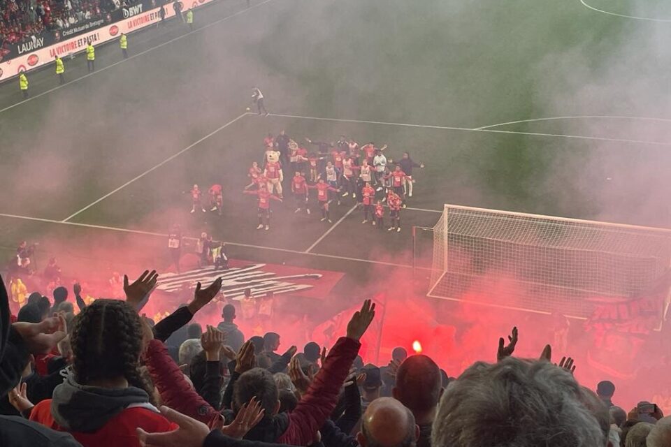 Image de Football. La soirée de jeudi a été marquée par des scènes indignes lors du face-à-face entre les fans de Panathinaikos et Villarreal en Ligue Europa. Alors que Villarreal a réussi à éliminer son adversaire grec, les actes répréhensibles des supporters du Panathinaikos ont suscité l'indignation. Ce comportement irresponsable a non seulement terni l'image du club, mais a également soulevé des préoccupations quant à la sécurité et au bien-être des supporters présents, en particulier des familles et des enfants, soulignant la nécessité de mesures correctives et d'un examen approfondi de l'expérience du public. Contexte de la Rencontre et Évolution des Infrastructures La confrontation entre Panathinaikos et Villarreal s'est déroulée dans le cadre de la Ligue Europa, un moment attendu par les fans des deux équipes. Cependant, le match a été entaché par le comportement déplorable d'une section de supporters itinérants du Panathinaikos. Un élément crucial de cette histoire est l'écran qui avait été retiré à la demande des fans de Villarreal, afin d'améliorer la visibilité et l'expérience globale des supporters au stade. Pendant de nombreuses années, l'écran posait problème aux fans qui ne pouvaient pas apprécier le jeu correctement. Les plaintes répétées ont finalement abouti à la suppression de l'écran. Cependant, les incidents récents remettent en question cette décision, soulevant la possibilité d'une réévaluation des infrastructures et des aménagements destinés à améliorer le confort des spectateurs. Le Comportement Indigne des Supporters du Panathinaikos La soirée a pris une tournure choquante lorsque les supporters itinérants du Panathinaikos ont ouvert le filet protégeant la section supérieure après le premier but de Villarreal. Cette action a déclenché une série de comportements inacceptables, notamment le crachat et le jet de liquides sur les supporters locaux en dessous. Cette section du stade est fréquentée par des familles, et la présence de jeunes enfants a amplifié l'impact négatif de ces actes. Les images de jeunes enfants effrayés se cachant avec leurs parents, et des supporters déplaçant leurs sièges pour éviter les projectiles, ont suscité l'indignation. Le comportement irresponsable des supporters du Panathinaikos a non seulement perturbé le déroulement du match, mais a également mis en danger la sécurité et le bien-être des spectateurs, allant à l'encontre des principes de fair-play et de respect qui devraient régir les rencontres sportives. Réponse des Autorités et Conséquences pour le Panathinaikos Face à ces actes répréhensibles, les autorités ont pris des mesures en fermant le filet avec des attaches de câble à la mi-temps pour évaluer la situation. Cependant, la réouverture du filet au second semestre n'a pas dissuadé les comportements déloyaux, mettant en lumière la nécessité d'une action plus ferme et de mesures préventives efficaces pour garantir la sécurité des supporters. Les conséquences potentielles pour le Panathinaikos pourraient être sévères. Outre les sanctions disciplinaires que l'UEFA pourrait imposer, ce comportement pourrait influencer les décisions relatives aux infrastructures du stade et aux aménagements destinés à améliorer l'expérience des supporters. La nécessité d'une réflexion approfondie sur la culture des supporters et d'une éducation pour promouvoir des comportements respectueux est clairement mise en évidence. Comment percevez-vous la responsabilité des clubs et des instances sportives dans la gestion du comportement des supporters lors des matchs ? Quelles mesures spécifiques pourraient être mises en place pour prévenir de tels incidents à l'avenir et garantir une expérience sécurisée et agréable pour tous les supporters ?**