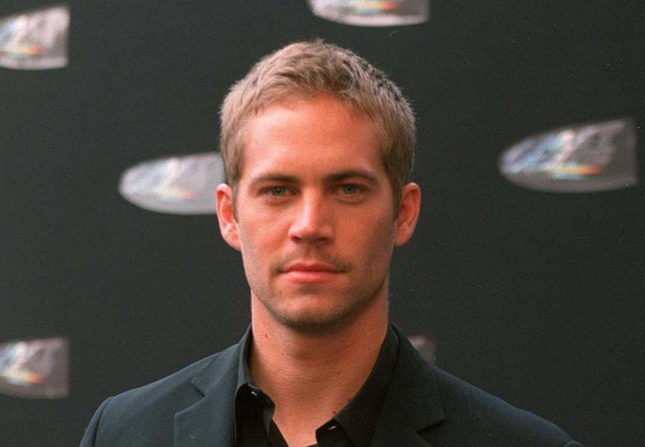 Image de TV/Films/Séries. Il est difficile de croire que dix ans se sont écoulés depuis la tragique disparition de Paul Walker dans un accident de voiture en 2013, dans le sud de la Californie. À l'âge de 40 ans, l'acteur et son ami, le pilote de voiture de course Roger Rodas, ont été emportés dans un accident qui a laissé le monde du divertissement en deuil. Meadow Walker, la fille de Paul Walker, âgée de 25 ans aujourd'hui, a récemment partagé un moment précieux de son passé avec son père. Le souvenir touchant a été partagé lors du 10e anniversaire de la disparition de Paul Walker. Meadow a publié une vidéo sur les réseaux sociaux, capturant un instant privilégié où elle a surpris son père avec une joyeuse salutation et des souhaits d'anniversaire. Dans la vidéo, on peut voir Meadow ouvrir ce qui semble être un bus de tournée, criant un enthousiaste "Hi!" suivi d'un vibrant "Joyeux anniversaire!" Son père, l'étoile de la franchise "Fast & Furious", réagit avec surprise et amusement, déclenchant un rire chaleureux. La complicité entre Meadow et Paul Walker est évidente dans cet échange spontané. Alors qu'elle saute joyeusement dans les bras de son père, la vidéo capture l'instant où la surprise se transforme en étreinte affectueuse. "Tu viens de me faire peur," s'exclame-t-il en souriant, ajoutant avec humour, "Qu'est-ce que tu fous?! Pas moyen!" Ces quelques instants capturés témoignent de la relation spéciale entre le père et la fille, même à travers les années qui les séparent maintenant. Dans la légende accompagnant la vidéo, Meadow Walker a sobrement écrit, "10 ans sans toi." Ces mots simples portent le poids de la perte, mais aussi l'amour inaltérable d'une fille pour son père. Le geste de partager ce souvenir intime avec le public offre un aperçu rare et émouvant de la vie privée de Paul Walker et de l'impact qu'il a eu sur ceux qui lui étaient chers. Le lien entre Meadow et son père demeure fort, et elle a récemment annoncé son intention d'honorer sa mémoire d'une manière significative. En mai, elle a révélé qu'elle ferait une apparition dans "Fast X," le dernier opus de la franchise "Fast & Furious" dans laquelle son père a laissé une empreinte indélébile. Cette décision témoigne non seulement de l'attachement de Meadow à perpétuer l'héritage cinématographique de son père, mais aussi de son désir de célébrer son impact continu dans l'univers du cinéma d'action. Alors que nous réfléchissons sur la commémoration du 10e anniversaire de la disparition de Paul Walker, il est évident que son héritage va bien au-delà de l'écran. Meadow Walker continue de faire vivre la mémoire de son père à travers des souvenirs partagés et des projets qui honorent son héritage cinématographique. La question qui se pose maintenant est la suivante : comment pouvons-nous, en tant que société, continuer à célébrer et à perpétuer l'impact positif que des personnalités comme Paul Walker ont laissé derrière eux, même après leur départ?