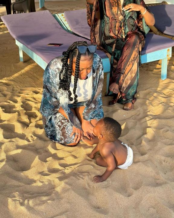 Deuxième Image de Célébrités. Quelques photos de Juus Dorange, de son vrai nom Leila Orlane, qui se détend à la plage avec sa famille