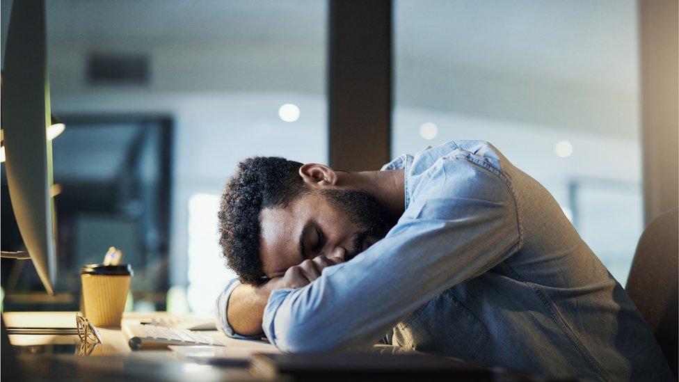 Image de Santé. J'ai toujours été intrigué par cette pratique qui oscille entre le luxe indulgent et la nécessité vitale. Alors, est-ce vraiment nécessaire de faire la sieste ? Voici mon point de vue, mais surtout, j'aimerais entendre vos opinions. La Sieste : Un Plaisir Coupable ou une Nécessité Inavouée ? Personnellement, je suis un fervent défenseur de la sieste. Pour moi, c'est bien plus qu'une simple pause dans la journée, c'est un rituel sacré qui réinitialise mon esprit et ravive mon énergie. Cependant, je comprends que tout le monde ne partage pas cette passion pour la sieste. Certains la considèrent comme un luxe indulgent, tandis que d'autres la voient comme une nécessité inavouée. Les Bienfaits de la Sieste selon Mon Expérience 1. *Réduction du Stress :* La sieste agit comme un baume apaisant sur les tensions de la journée. Quand je m'accorde ce moment de repos, je sens véritablement le stress se dissiper, laissant place à une tranquillité bienvenue. 2. *Amélioration de la Productivité :* Contre toute attente, la sieste a un impact positif sur ma productivité. Après une courte pause, je retrouve une clarté mentale qui me permet d'aborder mes tâches avec une énergie renouvelée. 3. *Boost d'Énergie :* Rien de tel qu'une sieste revitalisante pour contrer la fatigue de l'après-midi. Je me lève souvent de ma sieste avec une énergie nouvelle, prêt à affronter le reste de la journée. 4. *Amélioration de l'Humeur :* La sieste a un effet magique sur mon humeur. Elle dissipe les nuages sombres qui peuvent s'accumuler au fil des heures, laissant place à une atmosphère plus légère et plus positive. La Controverse de la Sieste : Luxe ou Nécessité ? Cependant, je suis conscient que la sieste est souvent perçue comme un luxe que tout le monde ne peut pas se permettre. Les horaires de travail serrés, les engagements familiaux et sociaux peuvent rendre difficile l'intégration de ce moment de repos dans nos vies déjà bien remplies. Certains pourraient même considérer la sieste comme une évasion de privilégiés. L'Opinion des Autres Membres Et vous, chers membres de ce forum, quel est votre point de vue sur la sieste ? Est-ce une pratique que vous adoptez régulièrement ou plutôt occasionnellement ? La considérez-vous comme une nécessité vitale ou un luxe que l'on peut s'offrir de temps en temps ? 1. **Votre Expérience Personnelle :** Partagez vos expériences avec la sieste. Avez-vous remarqué des changements positifs dans votre bien-être après avoir fait la sieste régulièrement ? Ou bien, avez-vous trouvé d'autres méthodes pour gérer la fatigue et le stress sans recourir à la sieste ? 2. **Contraintes et Réalités :** Reconnaissons les réalités de nos vies trépidantes. Les contraintes professionnelles, familiales et sociales peuvent parfois rendre difficile l'intégration de la sieste. Comment naviguez-vous dans ces défis et trouvez-vous des moments de repos malgré un emploi du temps chargé ? 3. **La Sieste comme Luxe :** Certains considèrent la sieste comme un luxe réservé à ceux qui ont la chance de pouvoir se l'offrir. Qu'en pensez-vous ? Est-ce une réalité dans votre vie, ou trouvez-vous des moyens créatifs de vous accorder ces moments de repos même dans un cadre contraignant ? 4. **Alternatives à la Sieste :** Si la sieste ne fait pas partie de votre routine, quelles sont vos alternatives pour recharger vos batteries et maintenir votre bien-être mental et physique ? La sieste, nécessaire ou non ? La réponse pourrait dépendre de notre propre expérience, de nos priorités et de nos contraintes. Dans ce forum, chaque opinion compte, chaque expérience apporte une nuance à cette discussion. Alors, partagez vos pensées, vos astuces, et ensemble, explorons les multiples facettes de la sieste. La question reste ouverte : pour vous