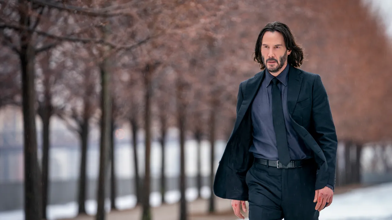 Image de TV/Films/Séries. La frontière entre fiction et réalité s'estompe lorsque Keanu Reeves, bien plus que l'icône de John Wick, démontre sur le terrain une maîtrise des arts martiaux et des armes à feu qui dépasse l'imaginaire. Plongeons dans le parcours atypique de cet acteur canadien devenu le visage incontesté du cinéma d'action, explorant comment sa propre expertise dépasse celle de son légendaire personnage. De l'Émergence à l'Icône : La Trajectoire Cinématographique de Keanu Reeves Keanu Reeves, loin d'être prédestiné à la célébrité, est devenu une figure emblématique du cinéma d'action en 2023, qualifié même de "Messie Pop" selon le documentaire Arte. Son ascension commence en 1985 avec le court-métrage "One Step Away" pour exploser en 1991 avec "Point Break", partageant l'écran avec Patrick Swayze de "Dirty Dancing". Trois ans plus tard, il consolide son statut de star avec "Speed", sauvant des otages d'un bus lancé à toute vitesse. L'apogée arrive en 1999 avec "Matrix", révolutionnant l'action et la science-fiction et faisant de Reeves une icône populaire. Malgré des rôles alternant entre succès (Constantine) et déceptions (47 Ronin), Reeves retrouve la lumière en 2014 avec le premier opus de "John Wick". Quatre films plus tard, le tueur légendaire du 7e Art s'impose. Pourtant, derrière le personnage, Keanu Reeves se révèle être bien plus mortel. Le Mythe Devient Réalité : Keanu Reeves, Un Expert Authentique Le 17 mai 2019, quelques jours après la sortie de "John Wick Parabellum", la chaîne YouTube "Taran Tactical" dévoile une vidéo d'entraînement de Keanu Reeves. Avec une dévotion totale envers son rôle, l'acteur donne vie aux scènes d'action en s'investissant réellement dans l'entraînement, bien avant le tournage. La vidéo de 1 minute et 55 secondes révèle son expertise dans le maniement des armes à feu, des fusils d'assaut aux pistolets, montrant une efficacité aussi impressionnante que le personnage qu'il incarne. Cette performance authentique, loin de la fiction découpée en plusieurs prises, éclipse même la crédibilité des scènes de combat à l'écran. Des fusils d'assaut aux pistolets, Keanu Reeves démontre une maîtrise indéniable. Une abnégation sans faille, corroborée par la présence de Halle Berry, témoin de cette détermination lors de l'entraînement. L'Opinion des Membres du Forum Chers membres, partagez vos réflexions sur cette immersion dans la vie réelle de Keanu Reeves, l'homme derrière John Wick. Comment percevez-vous cette fusion entre l'acteur et son personnage emblématique ? Quelles autres célébrités du cinéma estimez-vous être des experts authentiques dans leurs domaines respectifs ? Et surtout, quelle influence cette révélation a-t-elle sur votre appréciation du personnage de John Wick ? 1. **Perception de la Fusion Acteur-Personnage :** Comment interprétez-vous la réalité derrière le mythe de Keanu Reeves en comparaison avec le personnage de John Wick ? Croyez-vous que cette expertise authentique enrichit votre expérience cinématographique ? 2. **Célébrités Experts dans la Vie Réelle :** Quelles autres célébrités du cinéma estimez-vous être de véritables experts dans leurs domaines respectifs en dehors du grand écran ? Pensez-vous que cette expertise ajoute une dimension particulière à leurs performances à l'écran ? 3. **Influence sur l'Appréciation du Personnage :** Comment cette révélation sur l'expertise réelle de Keanu Reeves influence-t-elle votre perception du personnage de John Wick ? Pensez-vous que cela renforce l'impact du personnage dans l'imaginaire collectif ? La discussion est ouverte, et chaque perspective contribue à approfondir notre compréhension de cette dualité entre la fiction et la réalité dans l'univers cinématographique de Keanu Reeves. Quelles sont vos pensées à ce sujet ?